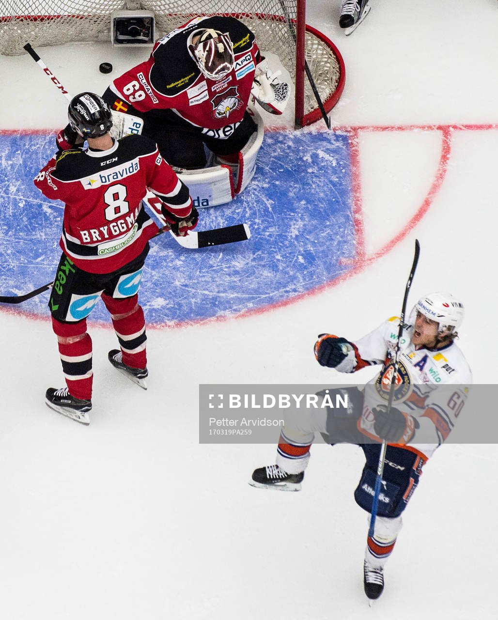 Växjös Erik Josefsson jublar över sitt 2-2 mål och