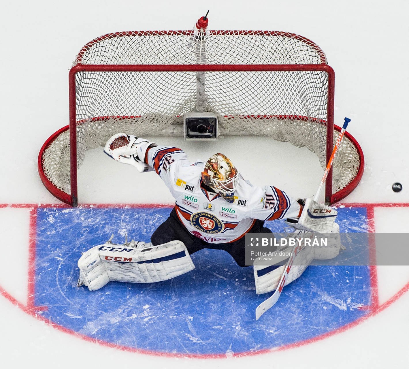 Växjös målvakt Joacim Eriksson gör en räddning