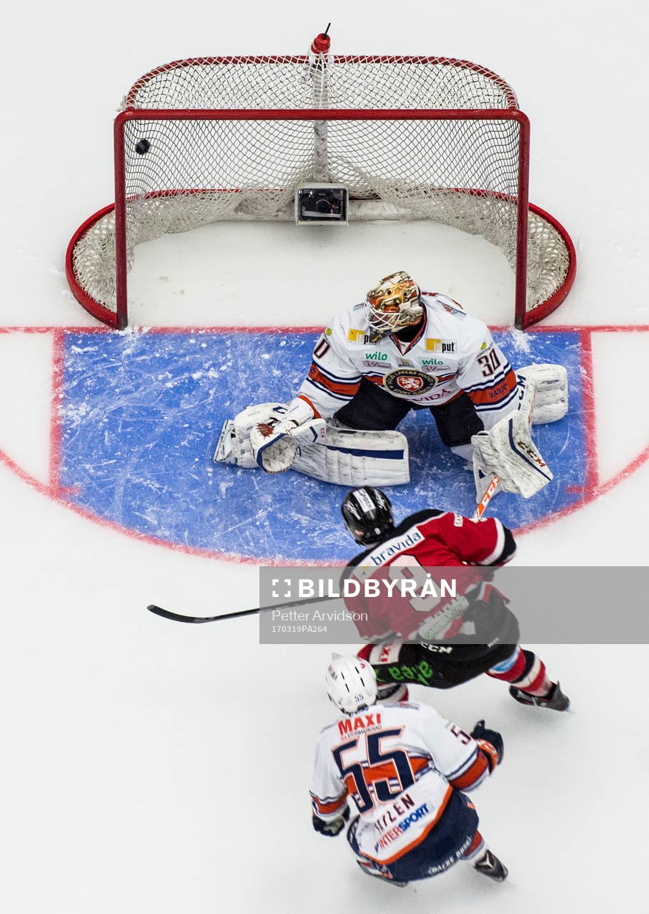 Malmö Redhawks Frederik Storm skjuter mot Växjös