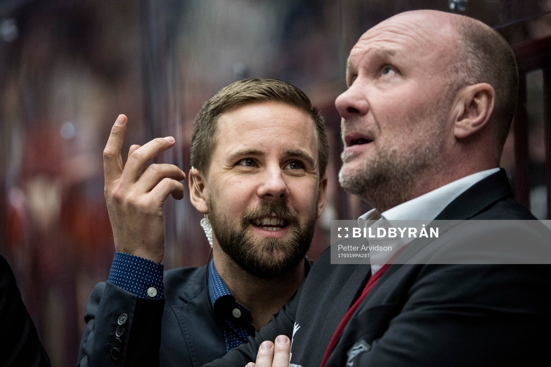 Malmö Redhawks J20 tränare Viktor Stråhle i samtal med
