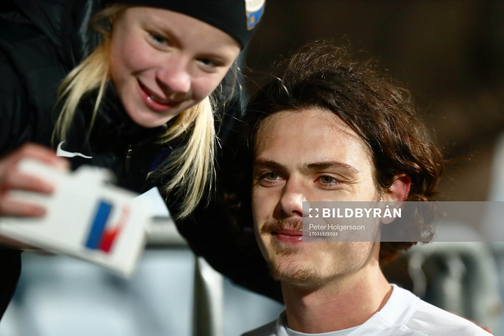 Norrköpings David Moberg Karlsson med ung supporter