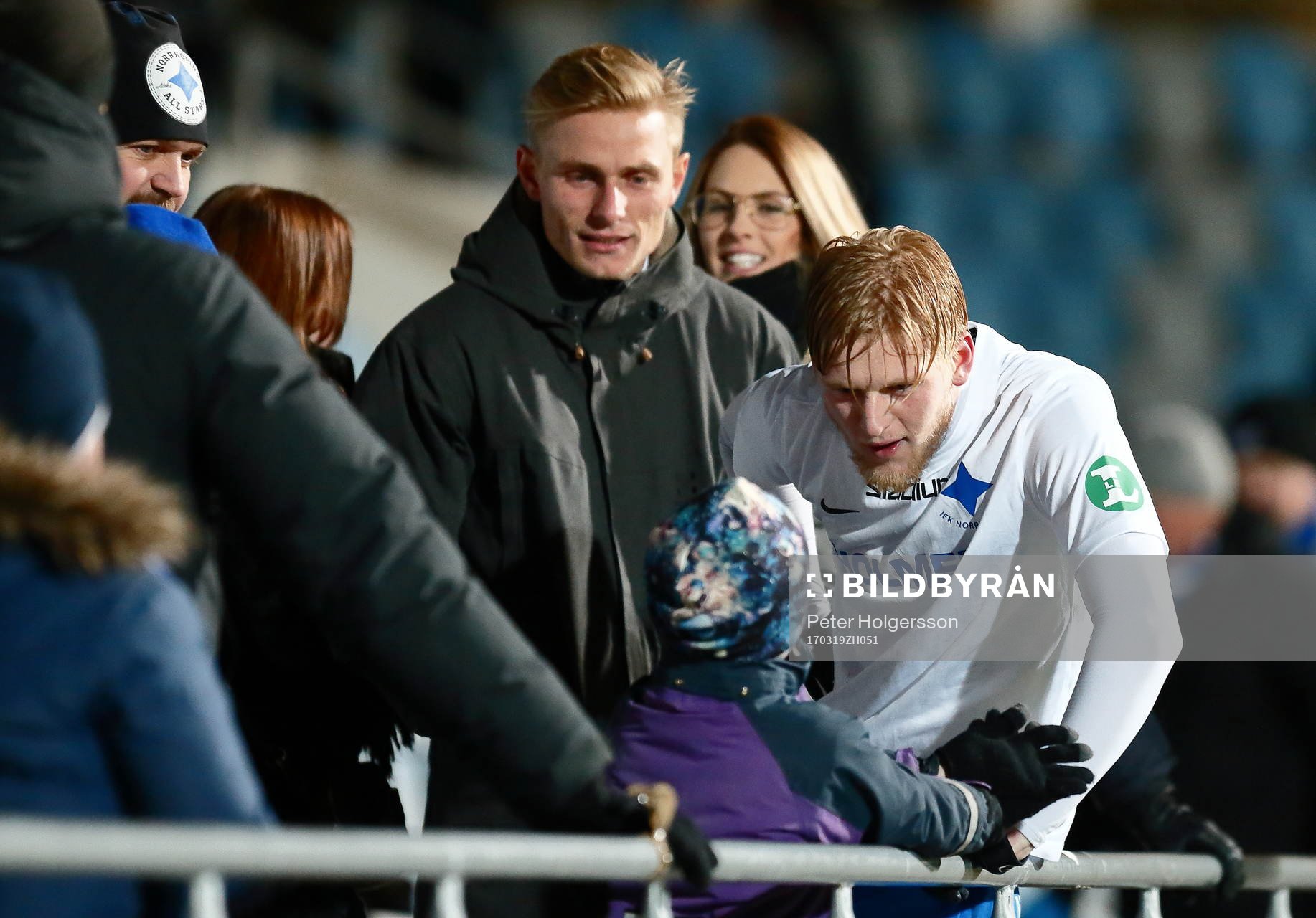 Norrköpings Kalle Holmberg med supporters