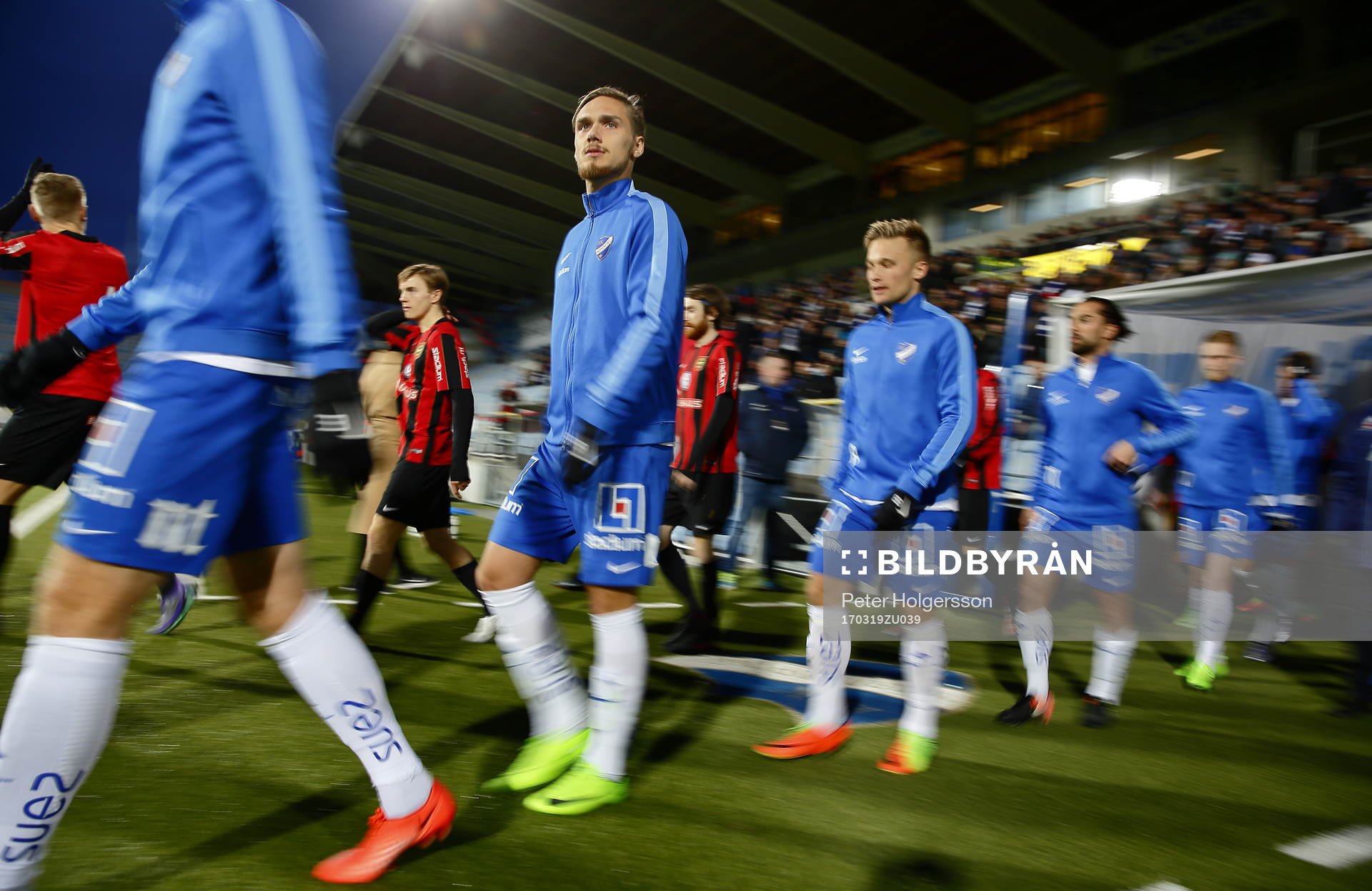 Spelarna med Norrköpings Linus Wahlqvist tågar in