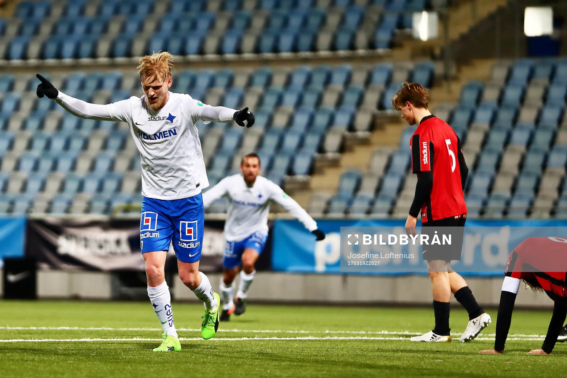 Norrköpings Kalle Holmberg jublar och Brommapojkarnas