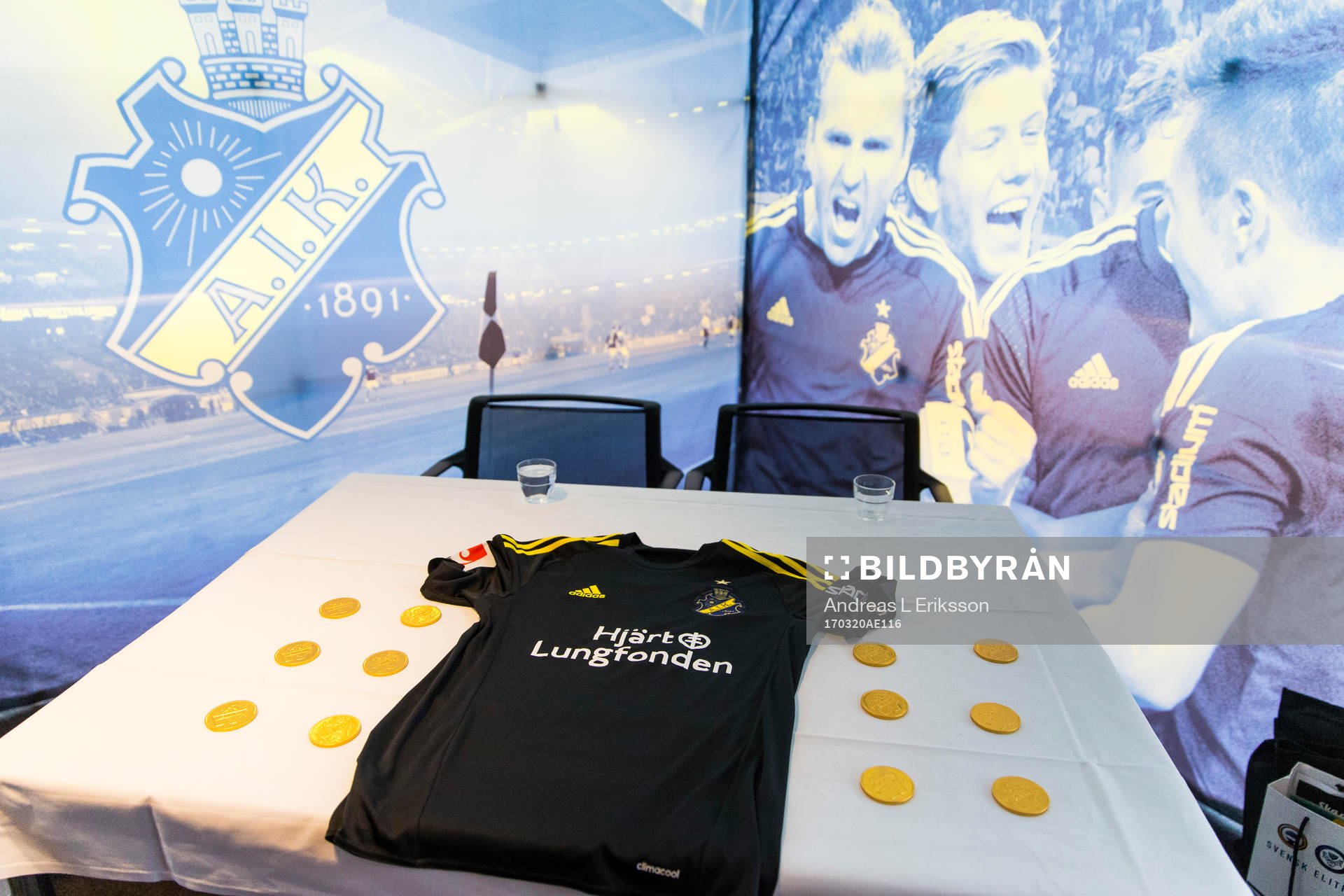 s matchtröja visas upp