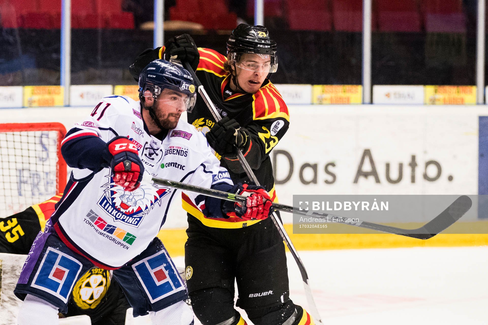 Linköpings Garret Roe i en närkamp med Brynäs Lucas