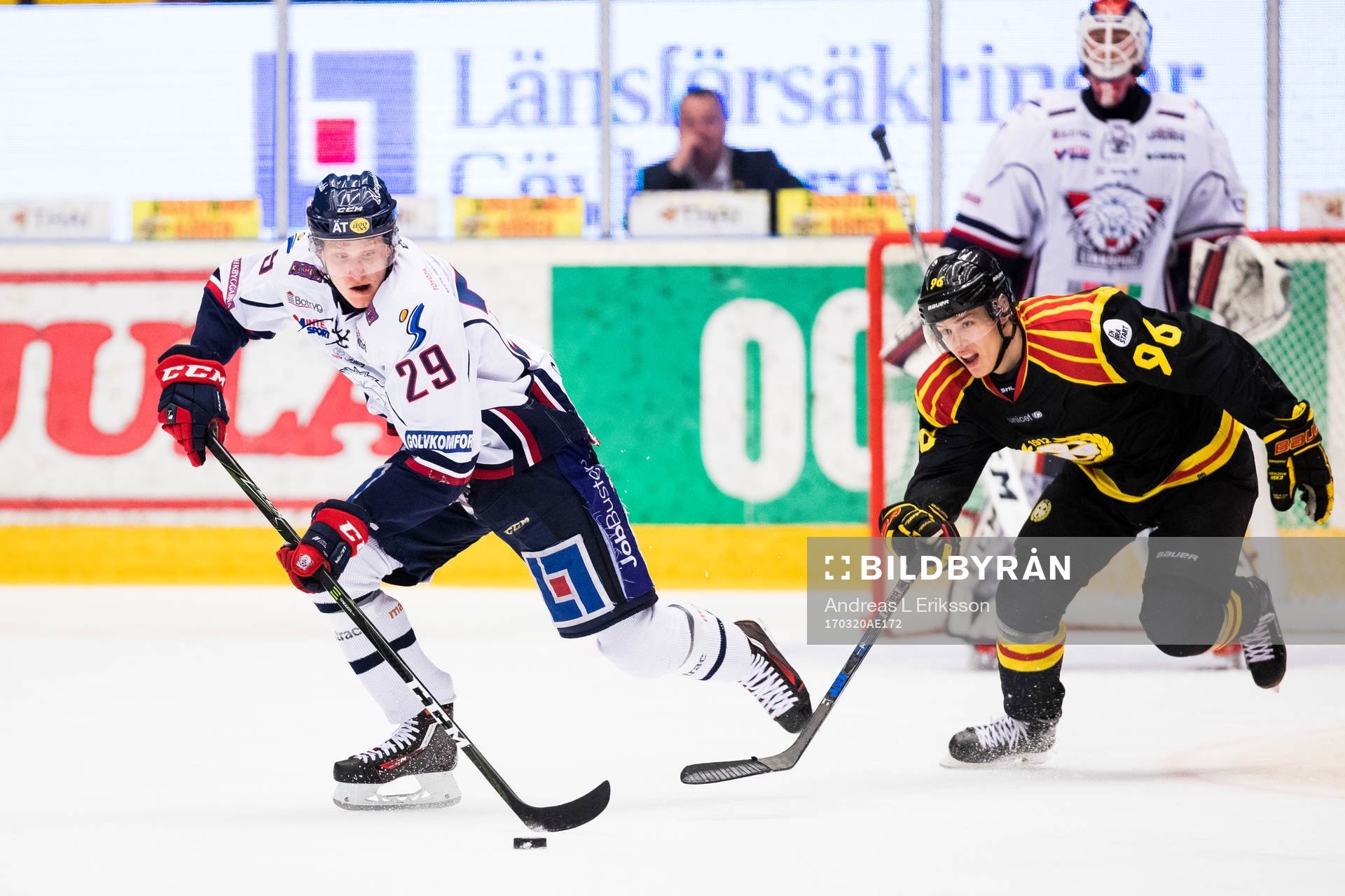 Linköpings Gabriel Carlsson jagas av Brynäs Oskar Lindblom