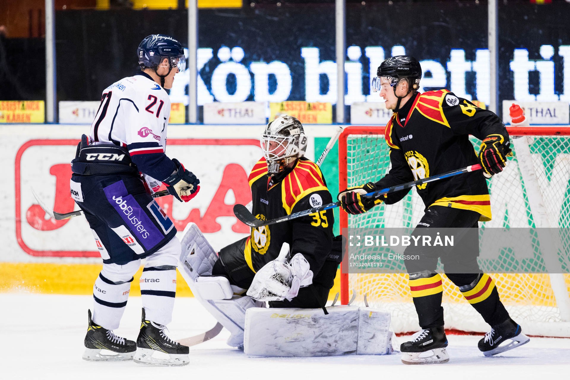 Linköpings Emil Sylvegård utmanar Brynäs målvakt David