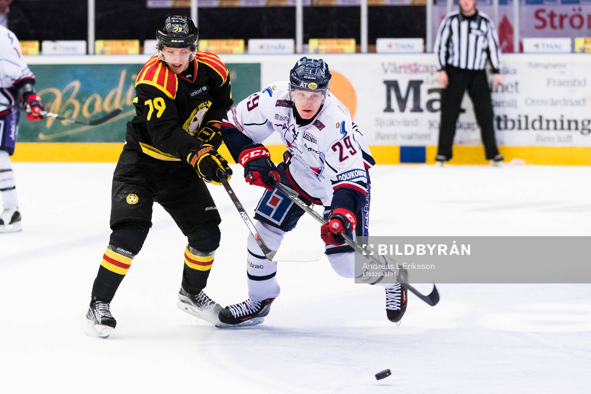 Brynäs Daniel Mannberg i kamp om pucken med Linköpings
