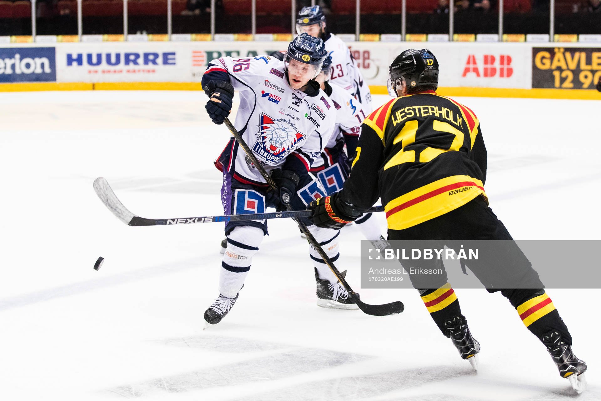 Linköpings Mathis Olimb i kamp om pucken med Brynäs