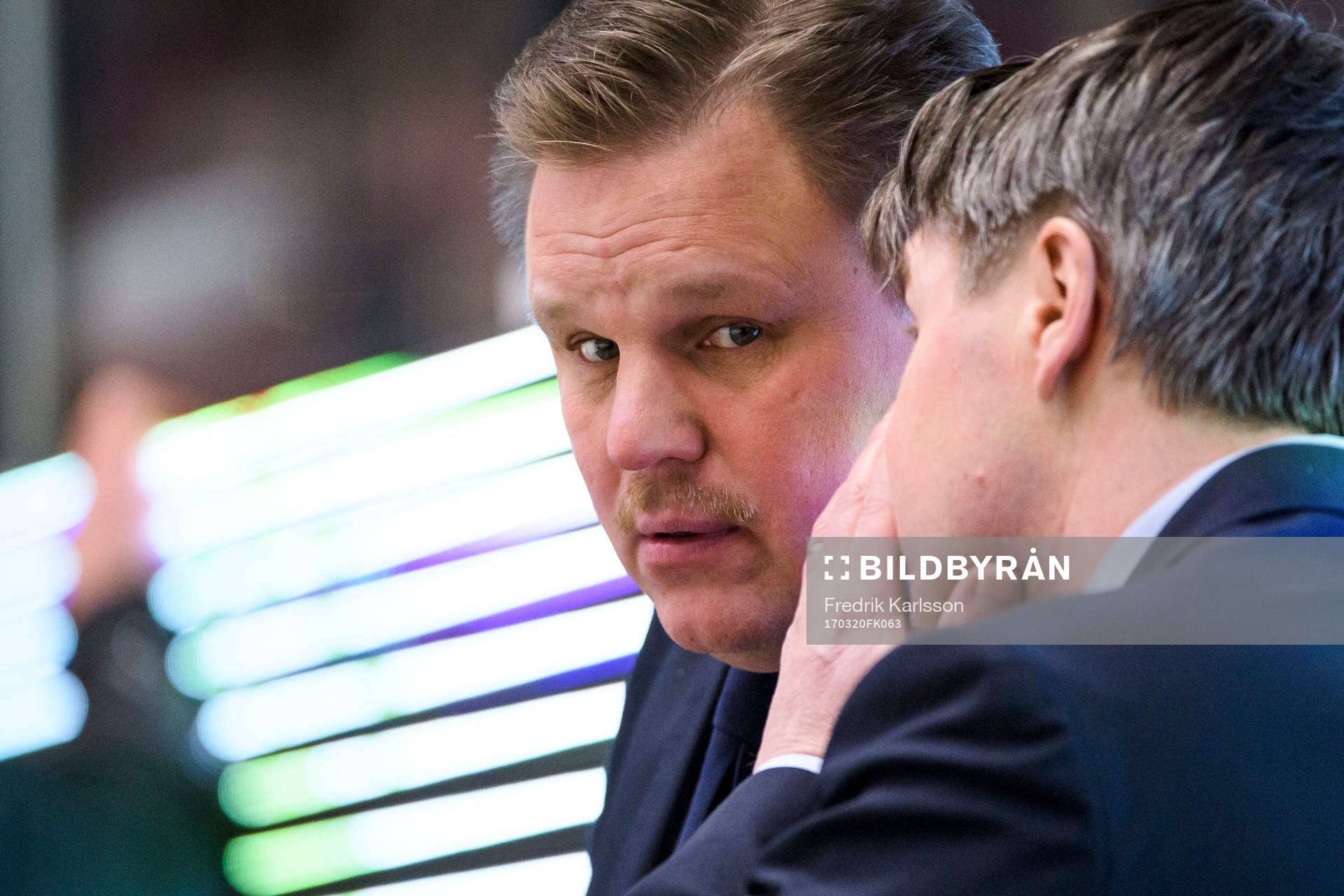 Färjestads tränare Leif Carlsson samtalar med
