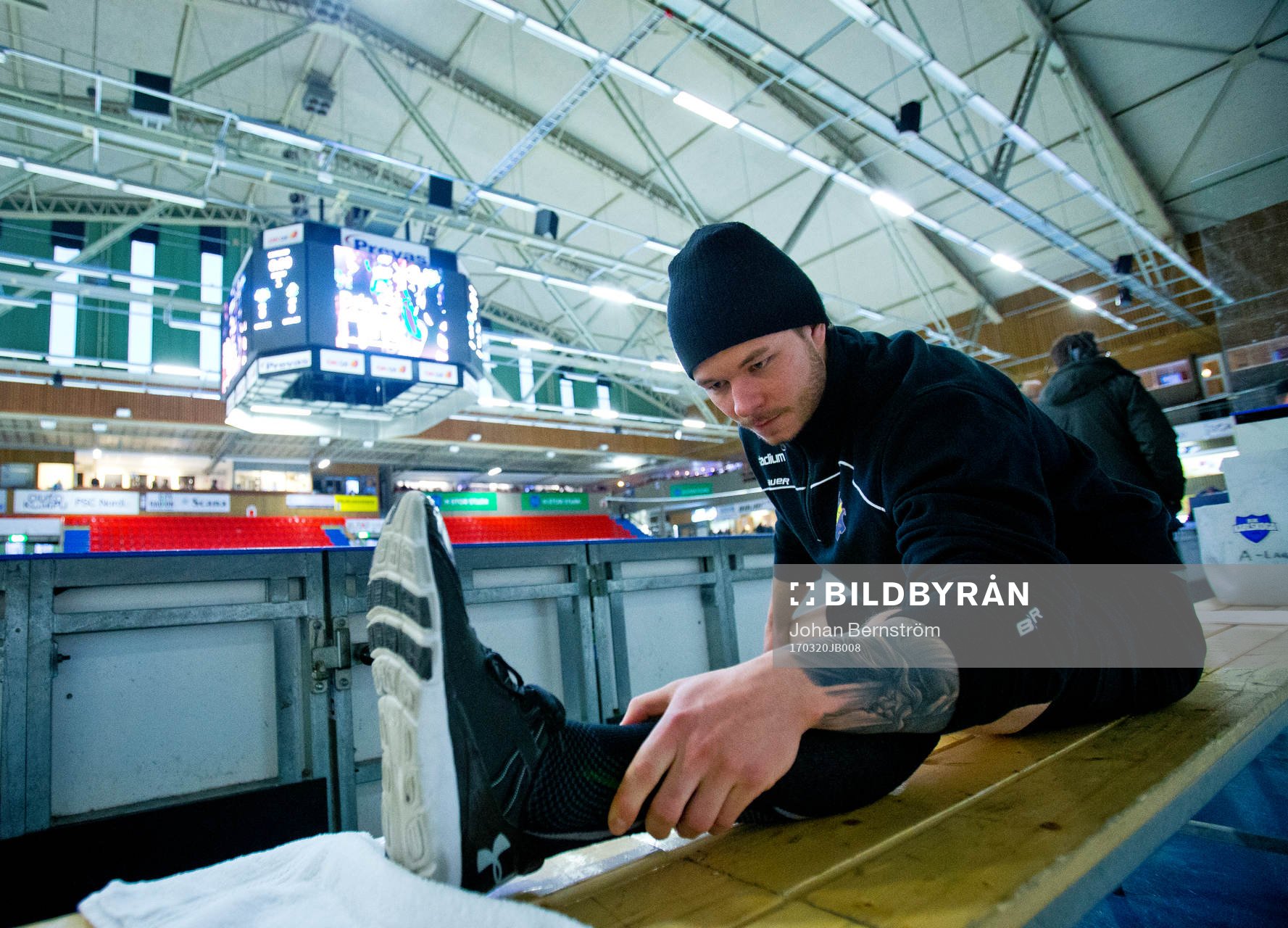 s Anton Cederholm stretchar