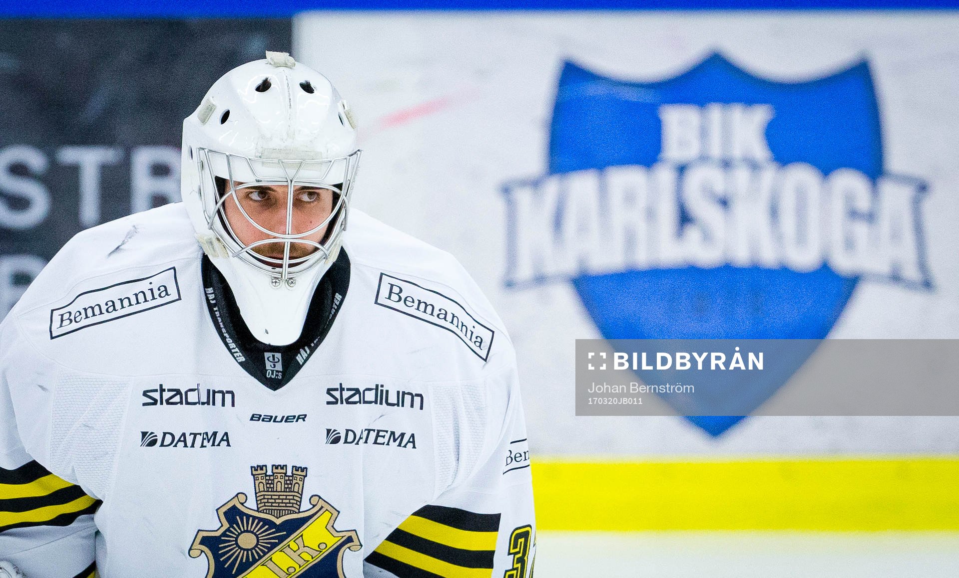 s målvakt Gasper Kroselj och Karlskogas logotyp i