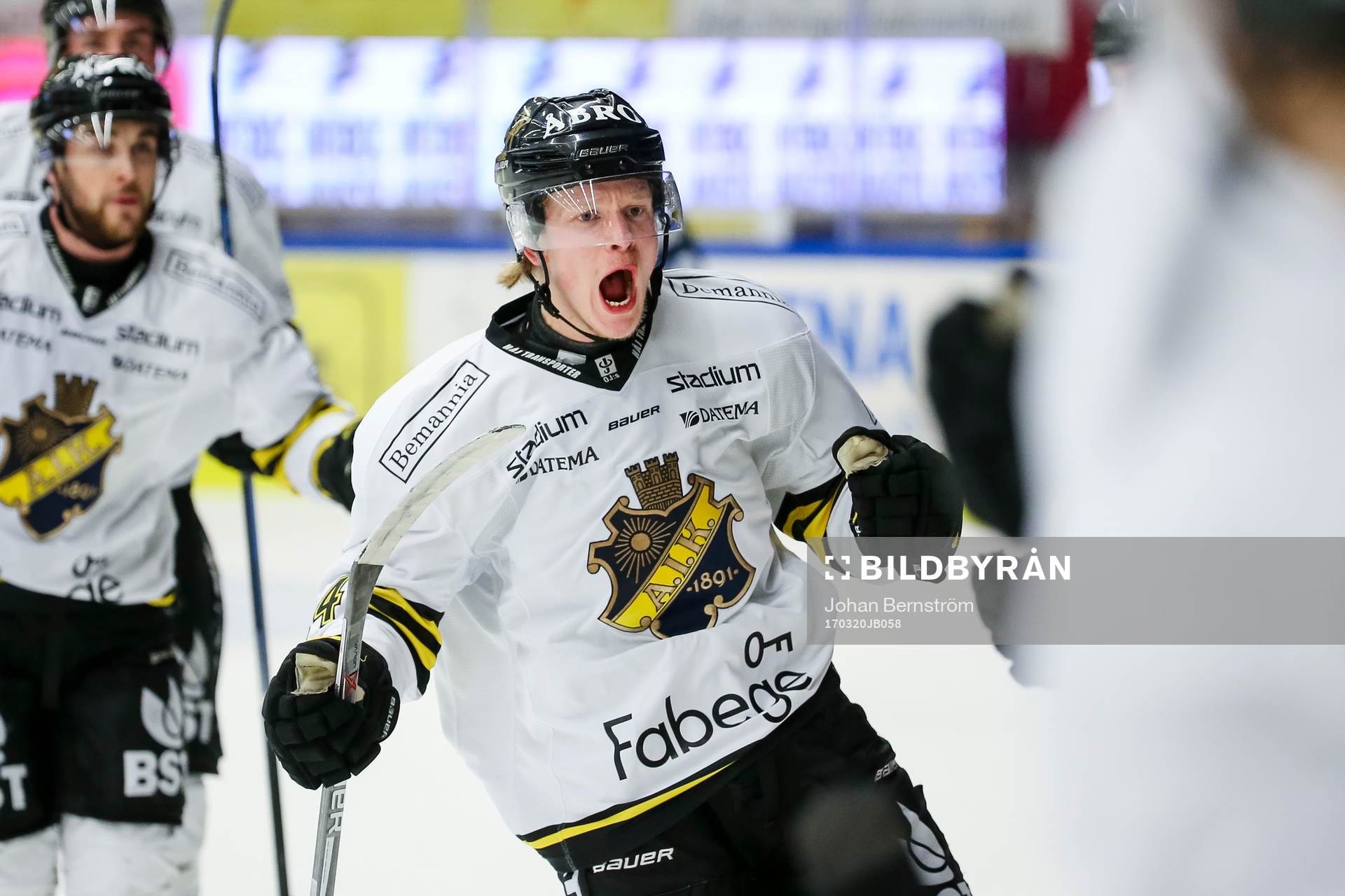 s Mads Larsen jublar