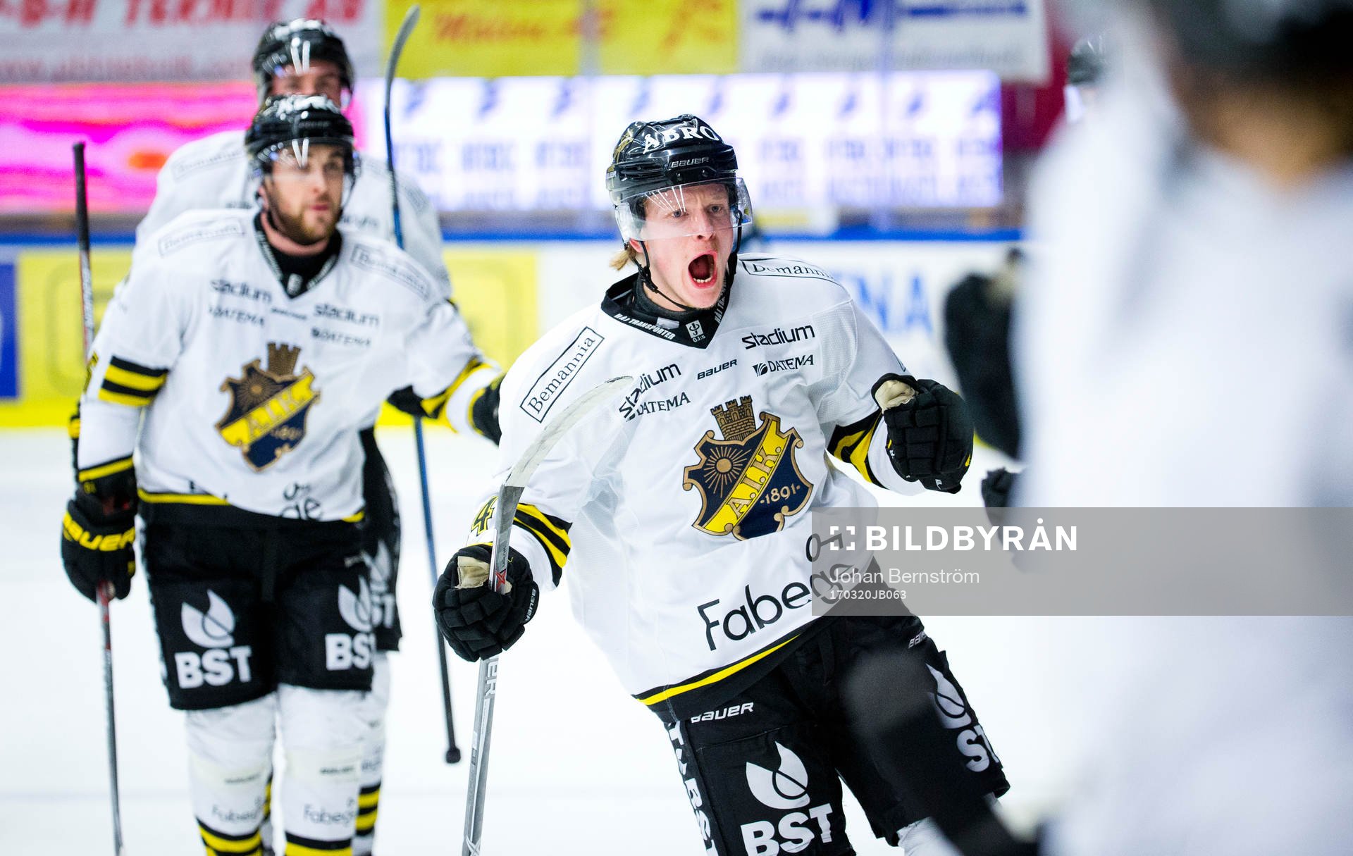 s Mads Larsen jublar