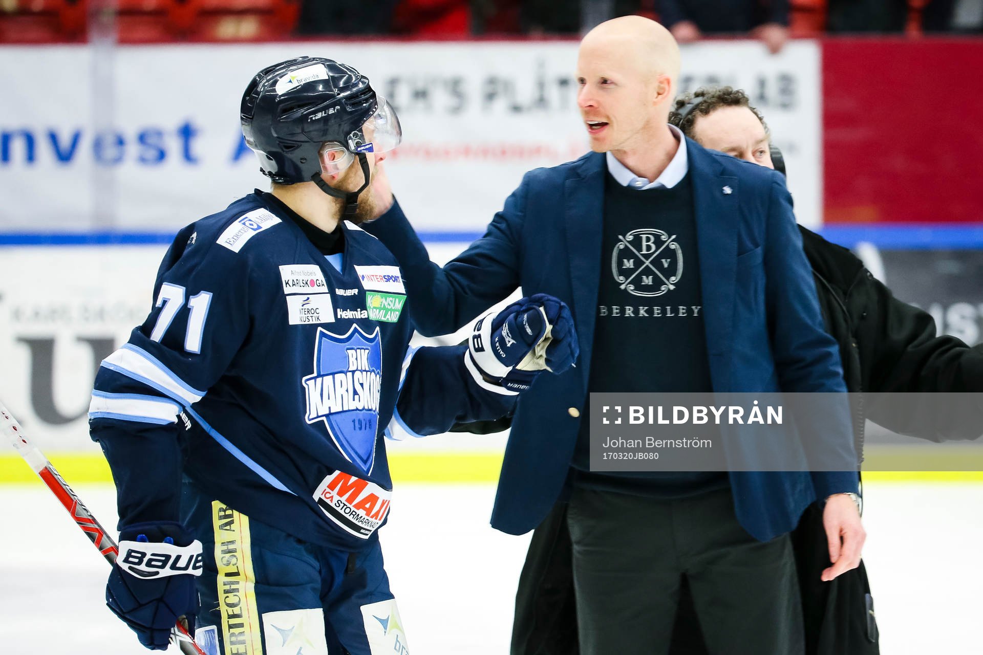 Karlskogas Carl Berglund och tränare Tobias Thermell jublar