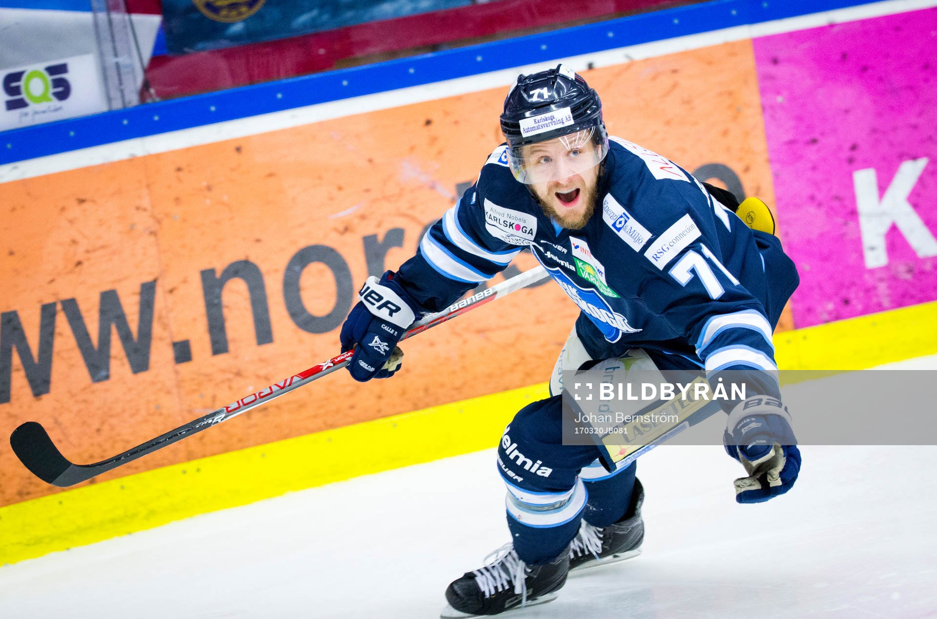 Karlskogas Carl Berglund gör 3-2 och jublar