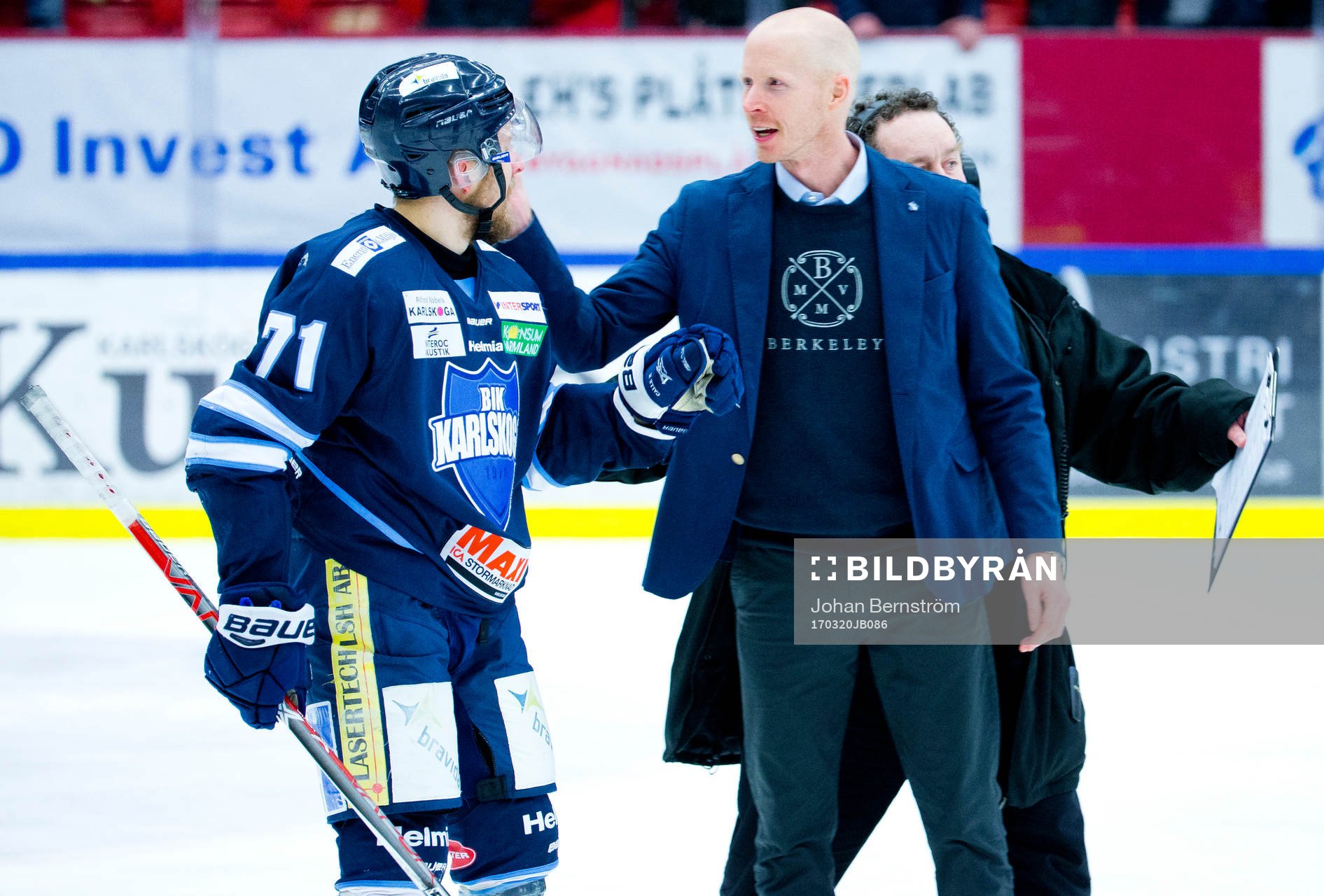 Karlskogas Carl Berglund jublar med tränare Tobias Thermell