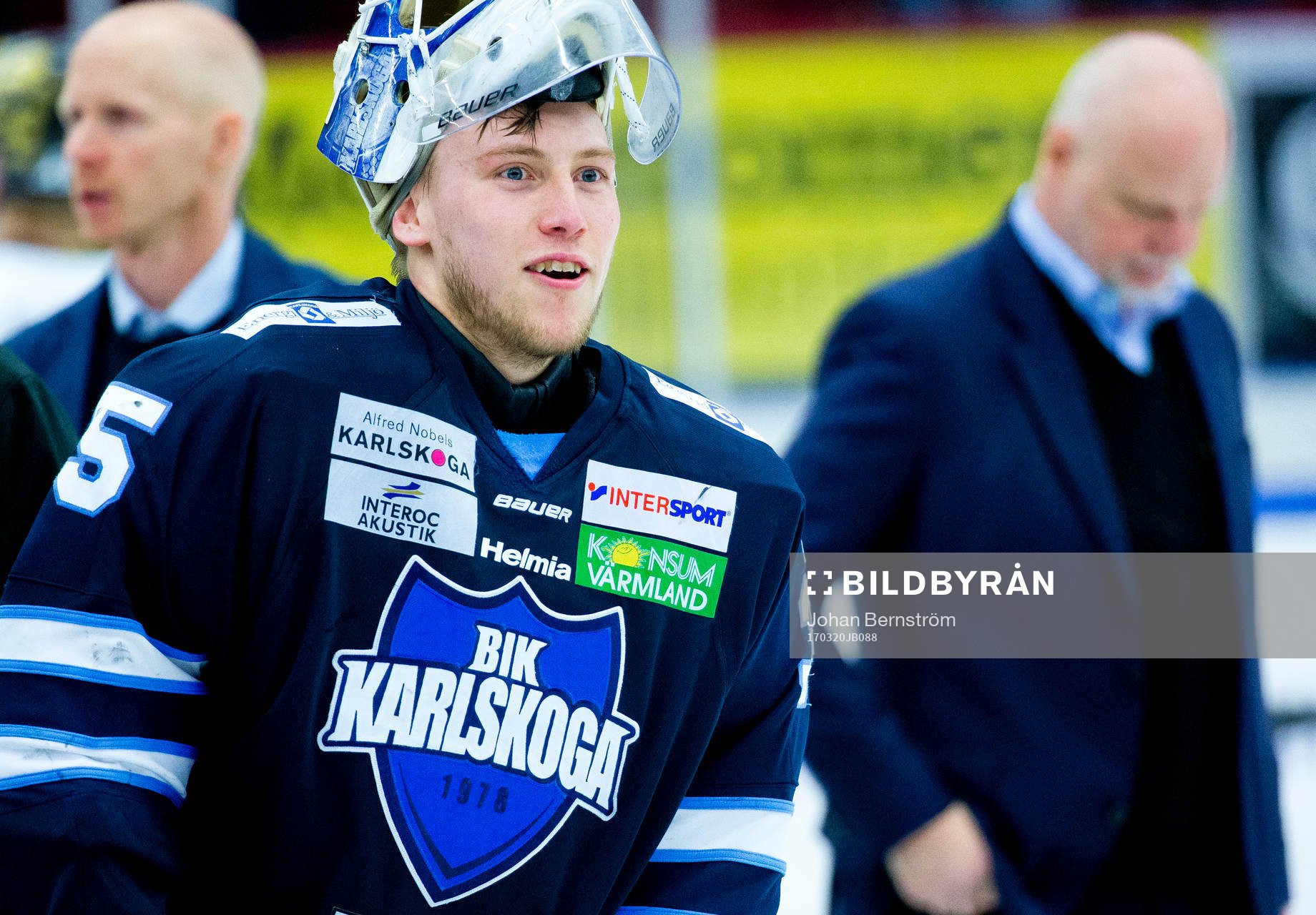 Karlskogas målvakt Emil Kruse jublar