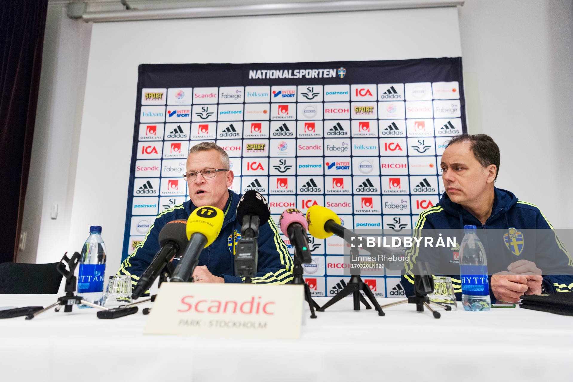 Sveriges förbundskapten Janne Andersson och kommunikationschef Niklas Bodell under en presskonferens anordnad av Svenska Fotbollsförbundet den 20 mars 2017 i Stockholm. 