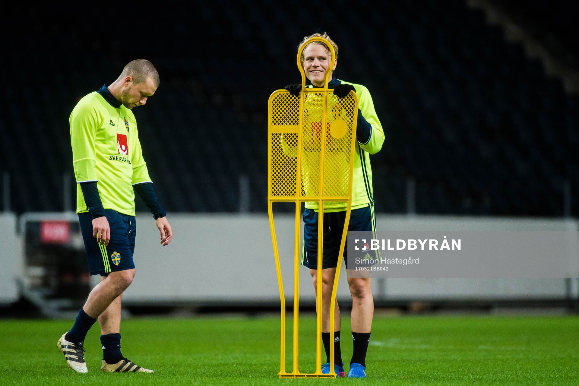 Jakob Johansson och  Oscar Hiljemark under en träning med Sveriges fotbollslandslag den 21 Mars 2017 i Stockholm