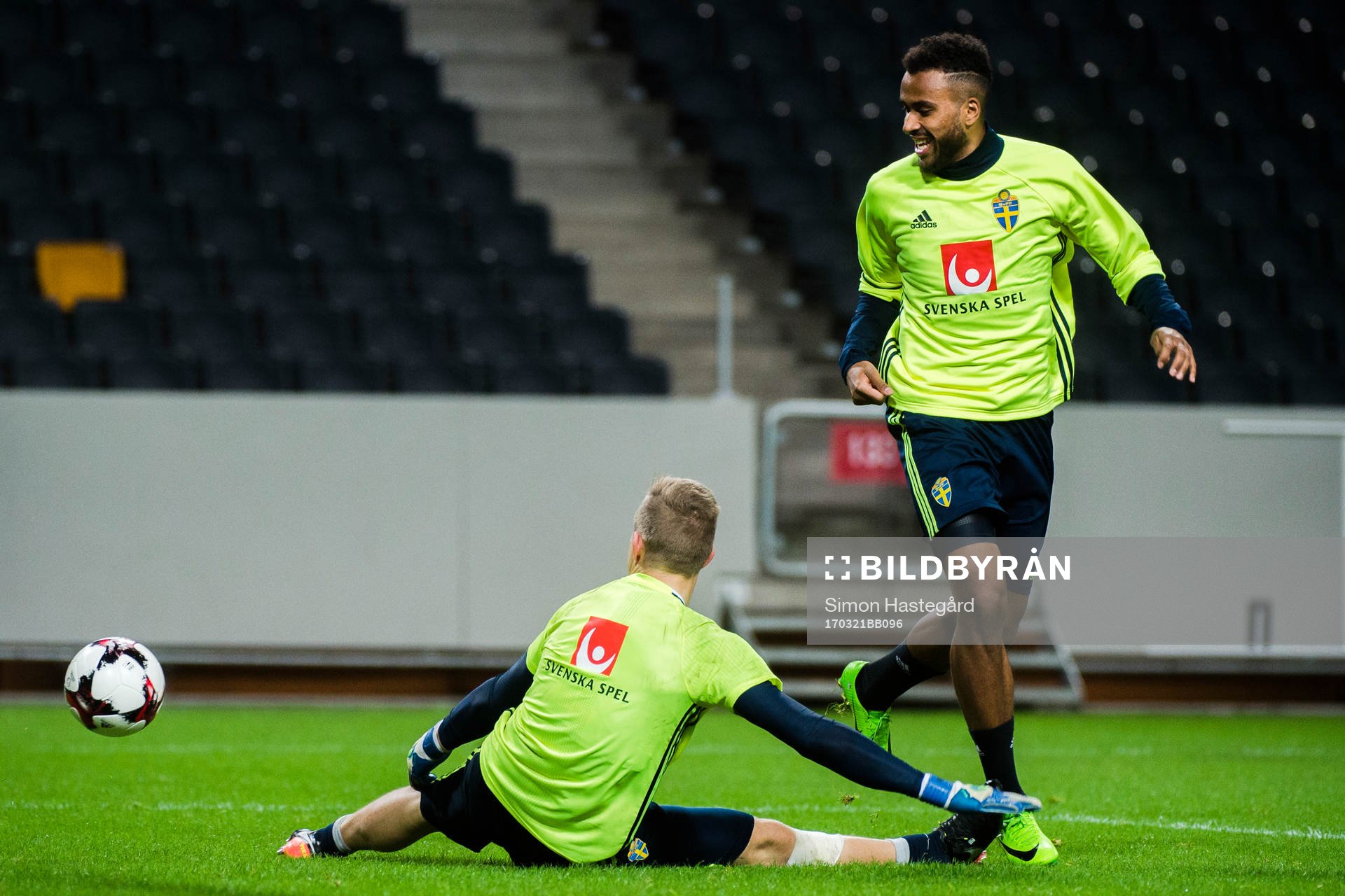 Sveriges målvakt Karl-Johan Johnsson och Isaac Kiese Thelin under en träning med Sveriges fotbollslandslag den 21 Mars 2017 i Stockholm