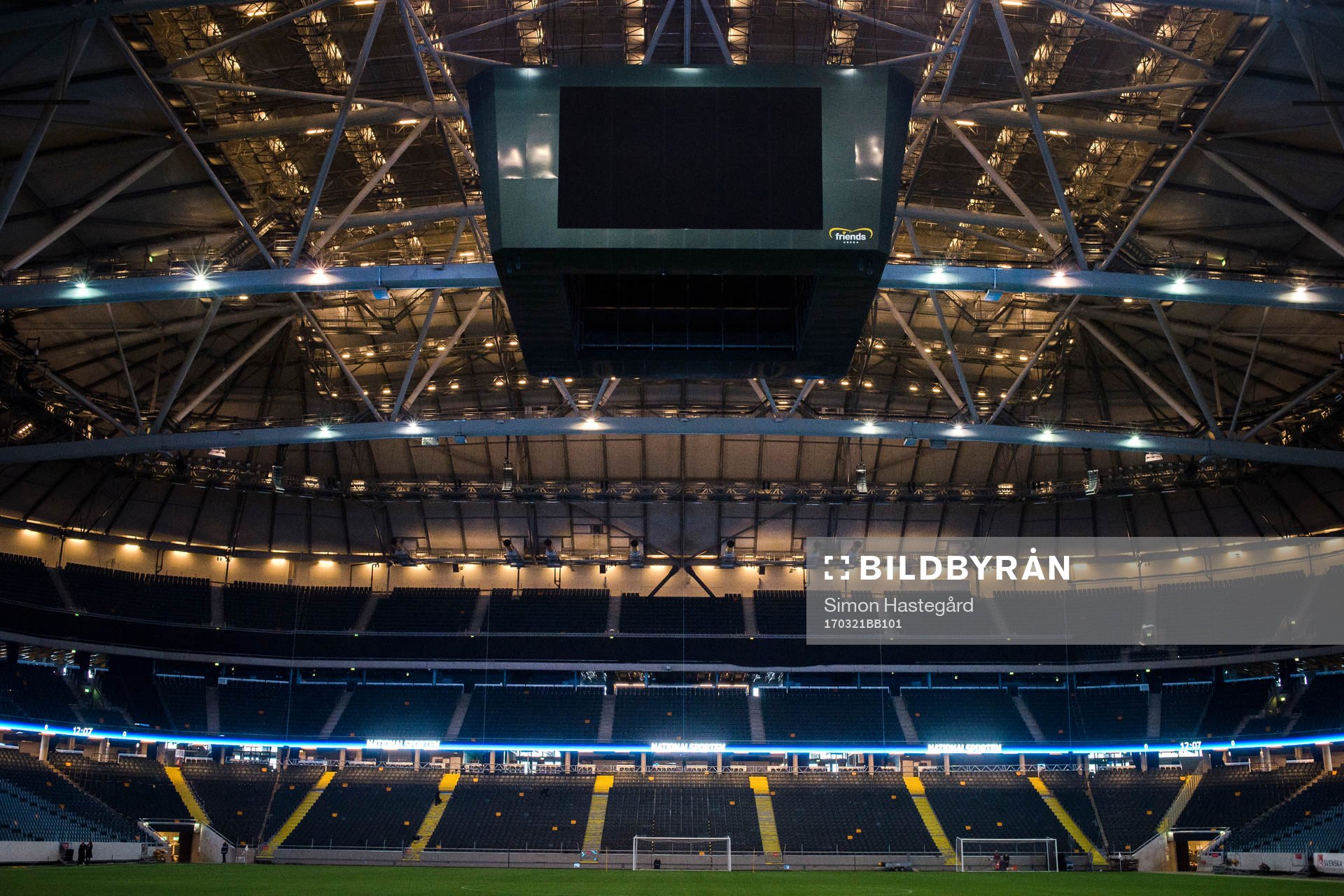 Stängt tak på friends arena före en träning med