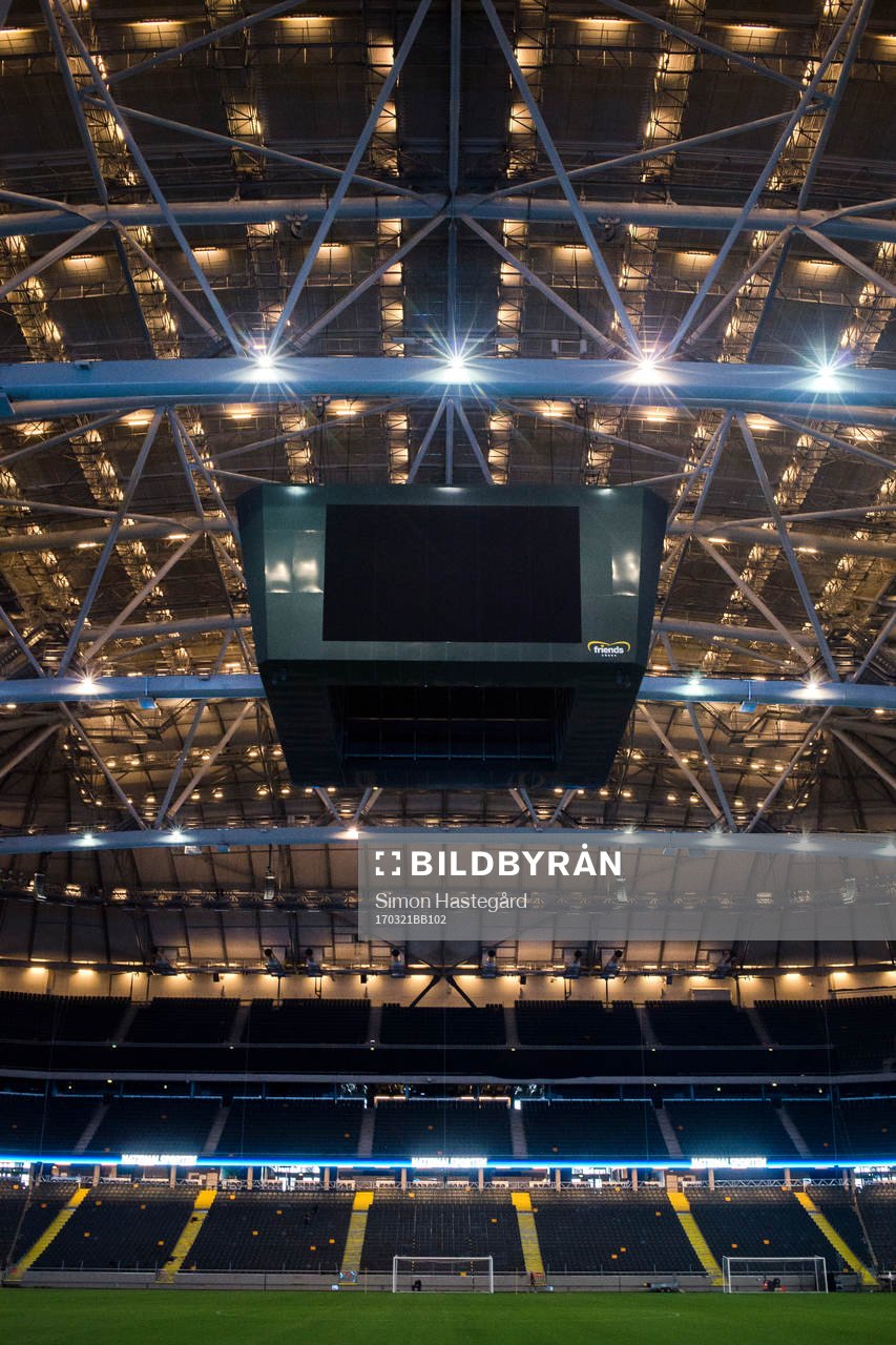 Stängt tak på friends arena före en träning med