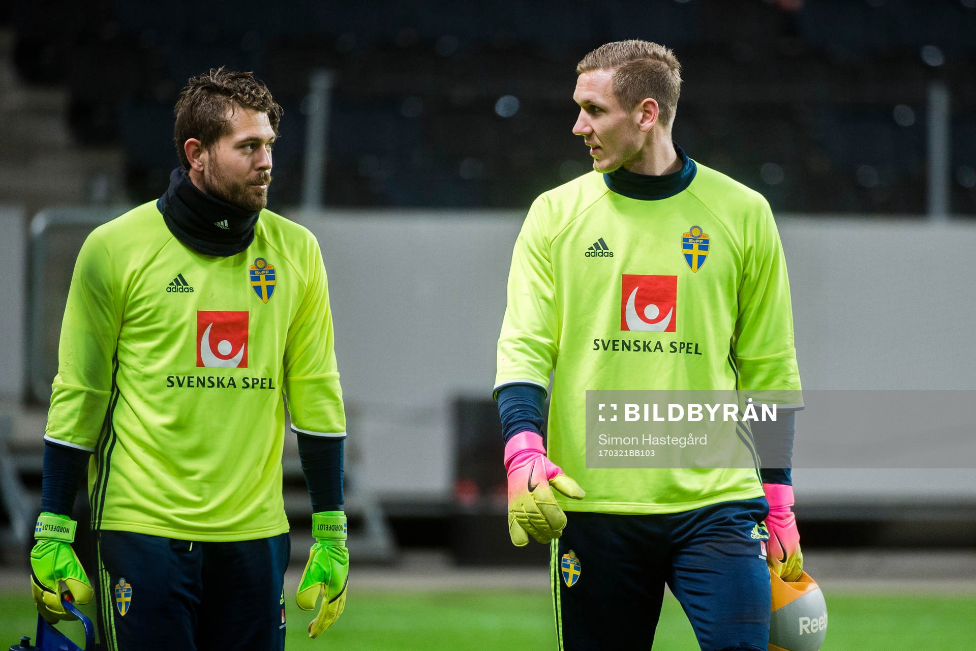 Målvakt Kristoffer Nordfeldt och Robin Olsen  före  en
