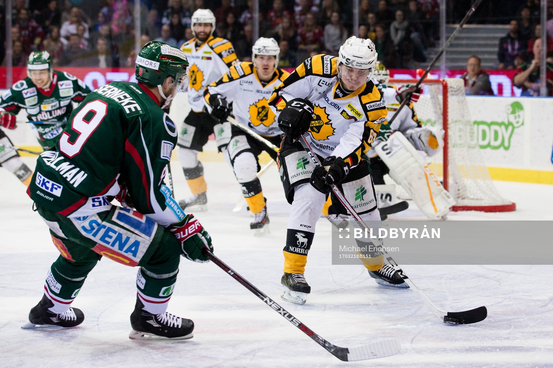 Skellefteås Sebastian Aho med pucken mot mötande