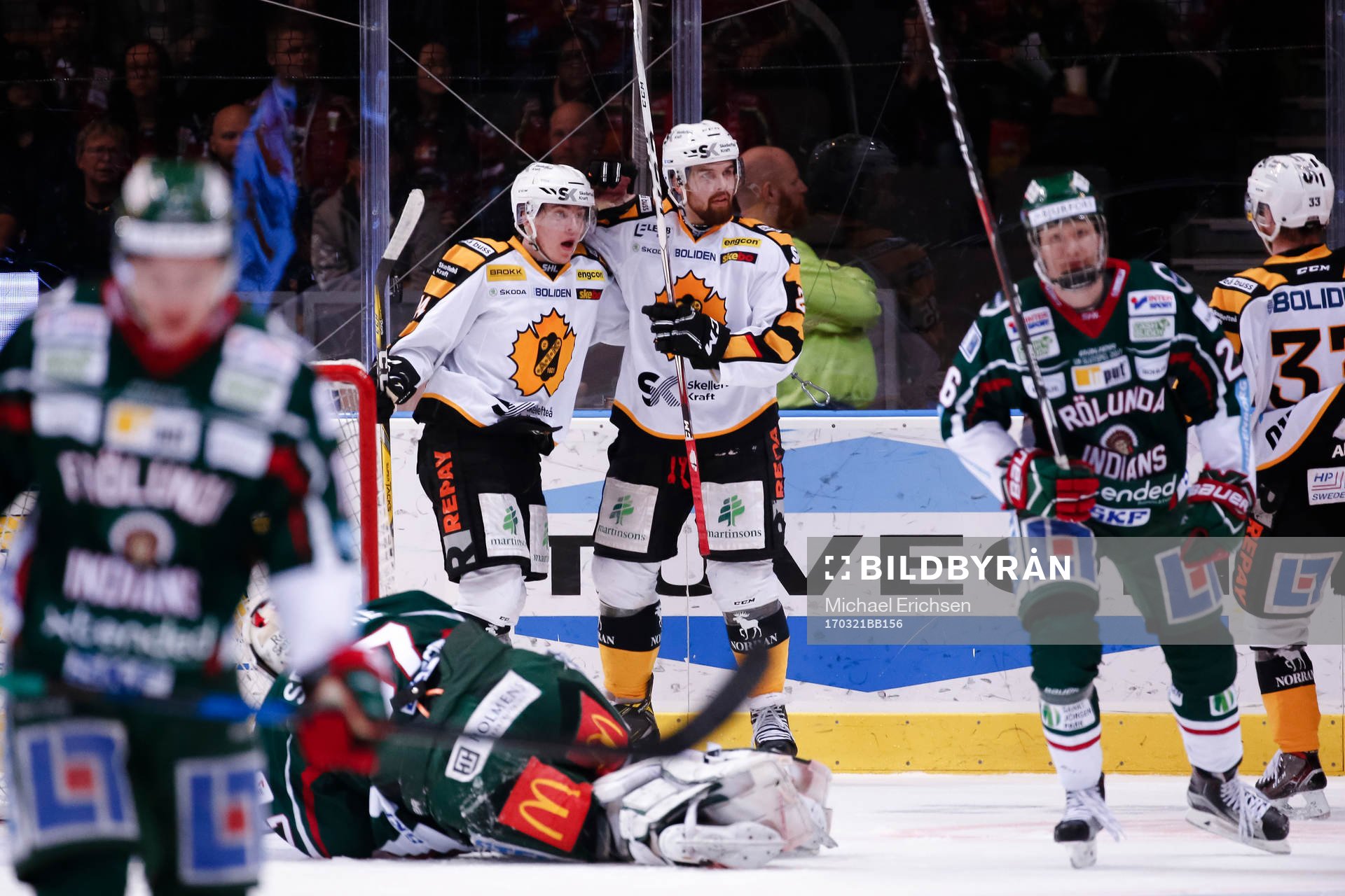 Skellefteås Andreas Wingerli och Axel Holmström jublar