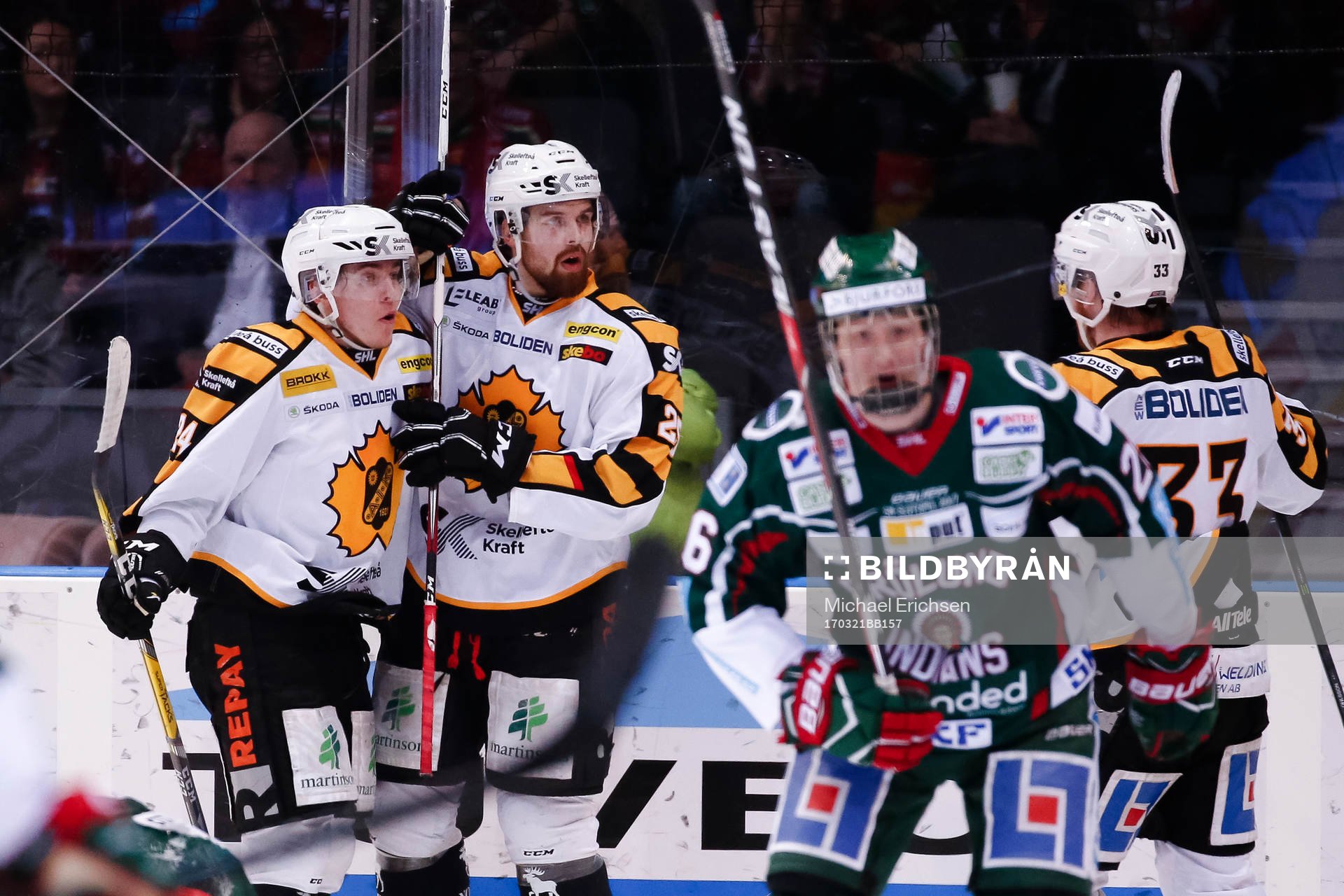 Skellefteås Andreas Wingerli och Axel Holmström jublar