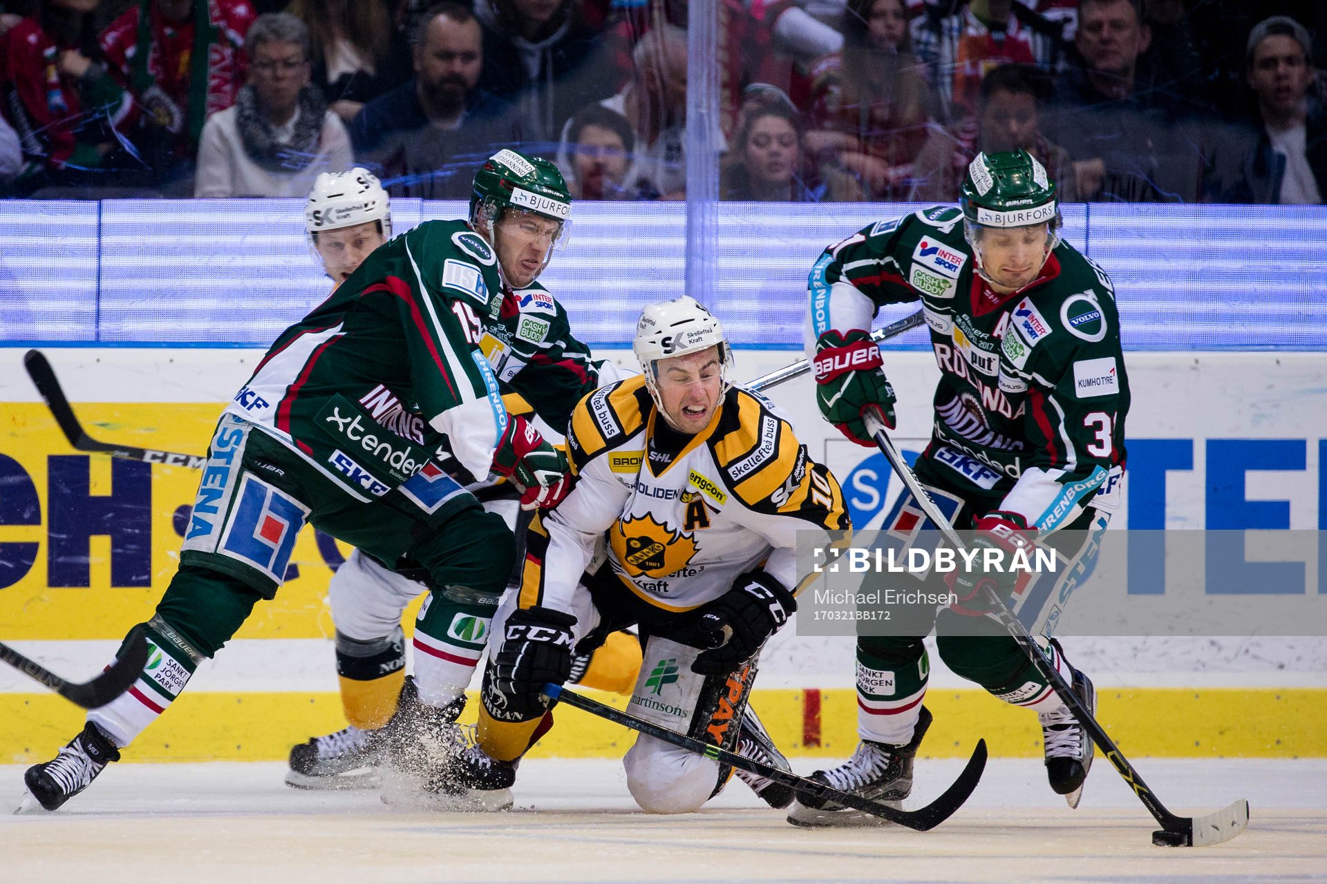 Frölundas Matt Donovan tacklar Skellefteås Joakim