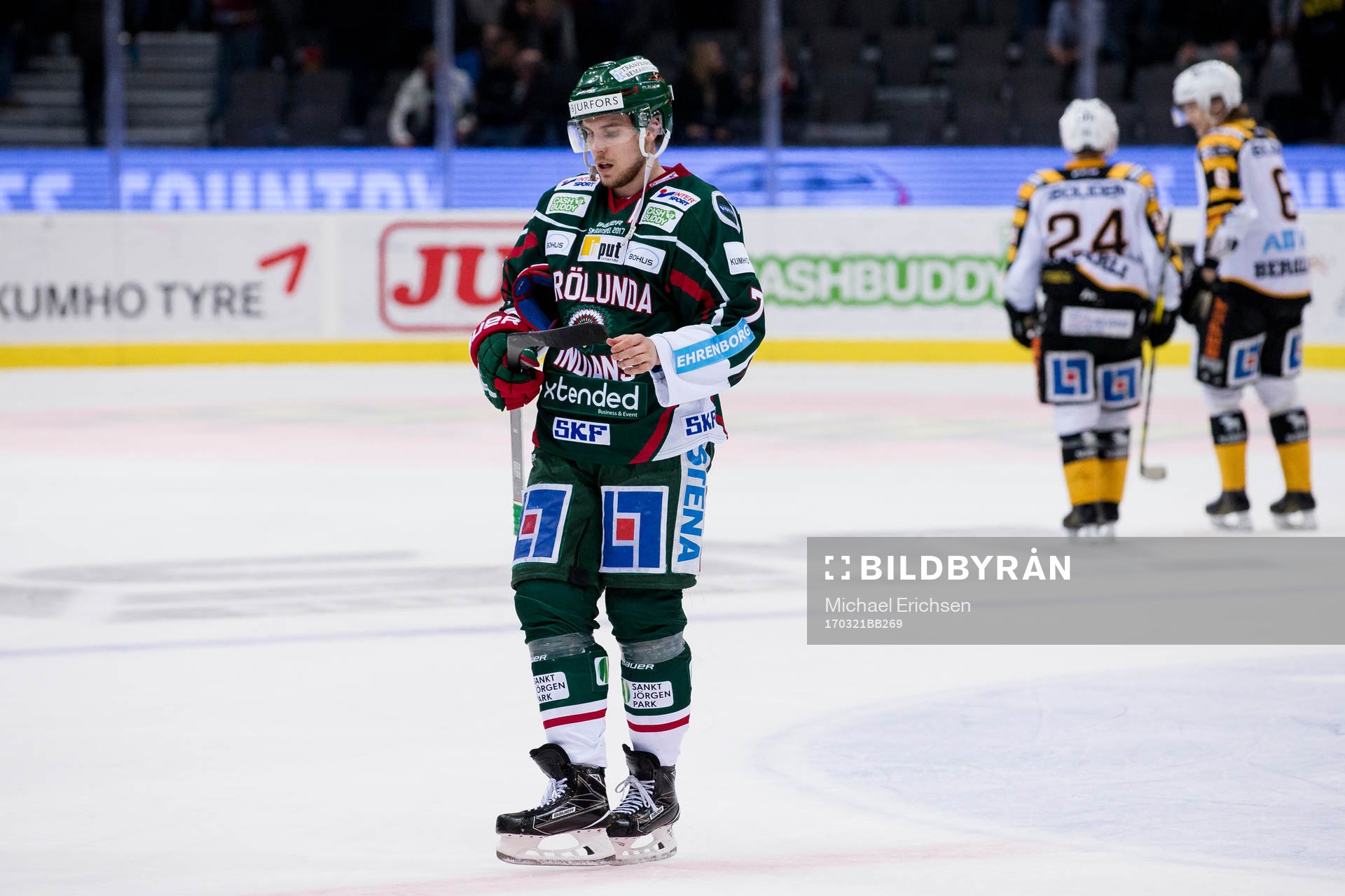 Frölundas Henrik Tömmernes deppar o lämnar isen