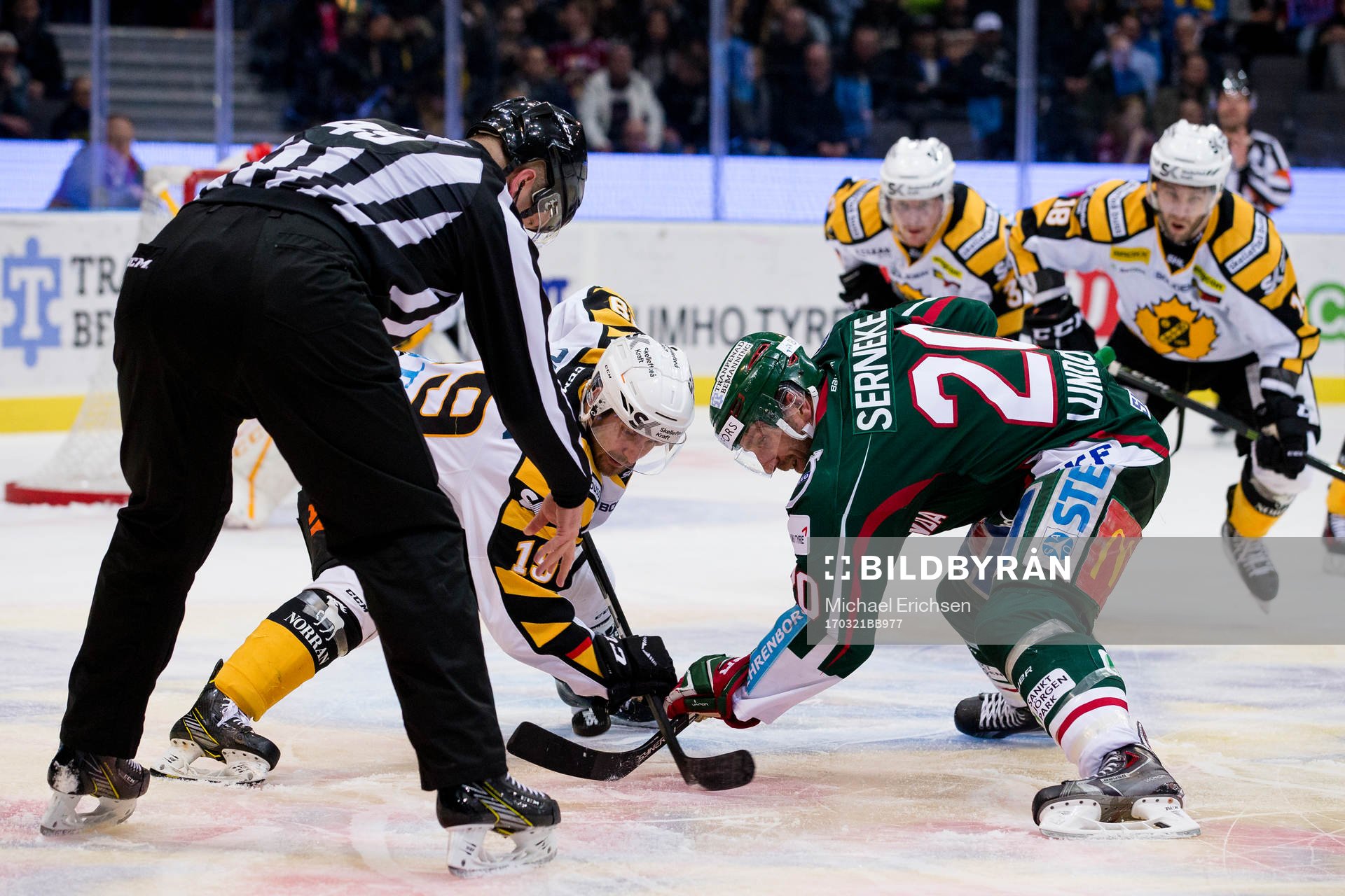 Skellefteås Andrew Calof tekar mot Frölundas Joel