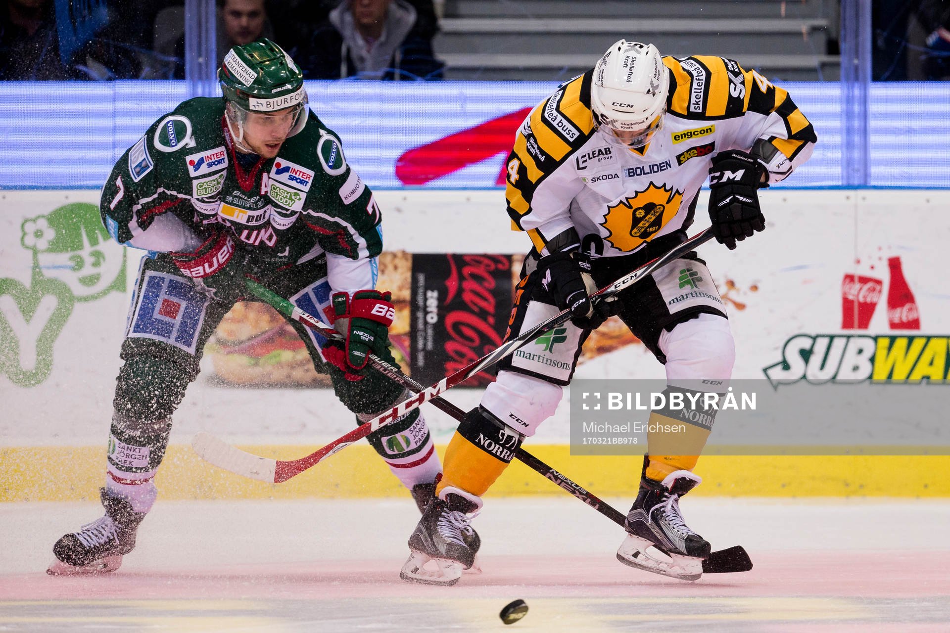 Frölundas Henrik Tömmernes i kamp om pucken med