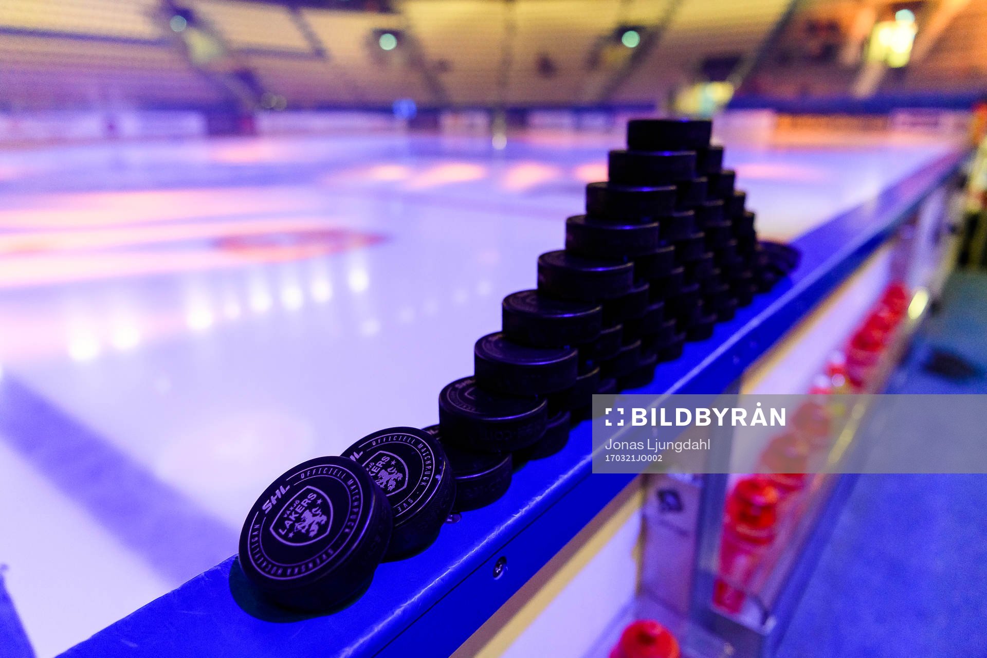 Matchpuckar före kvartsfinal 3 i SM-slutspelet i ishockey