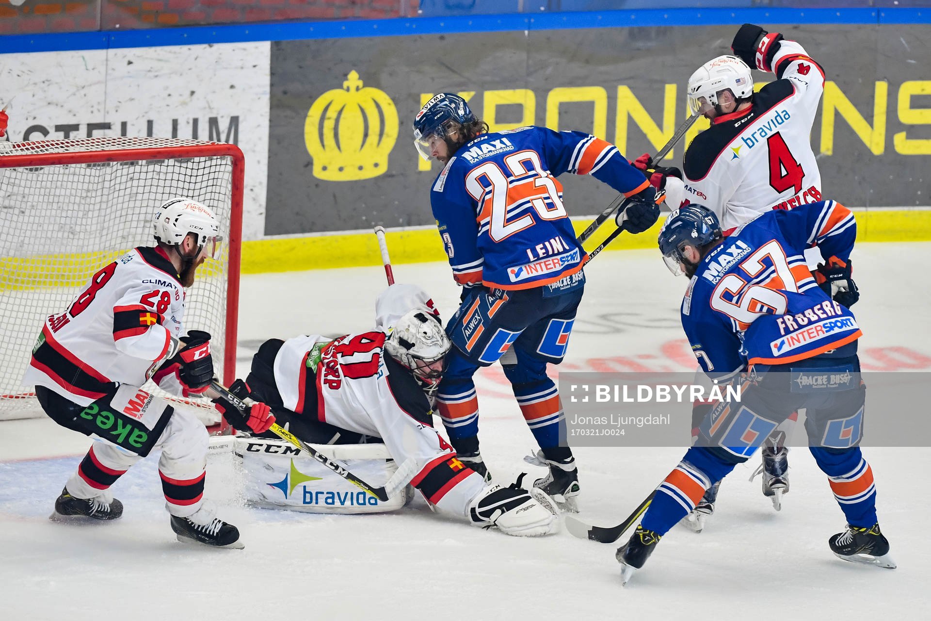 Växjös Ville Leino oroar framför Malmö Redhawks