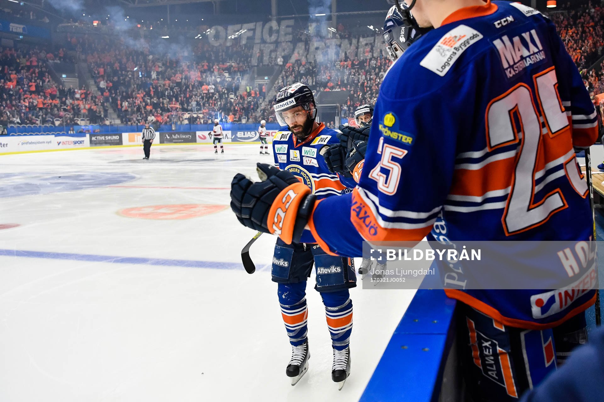 Växjös Josh Hennessy jublar