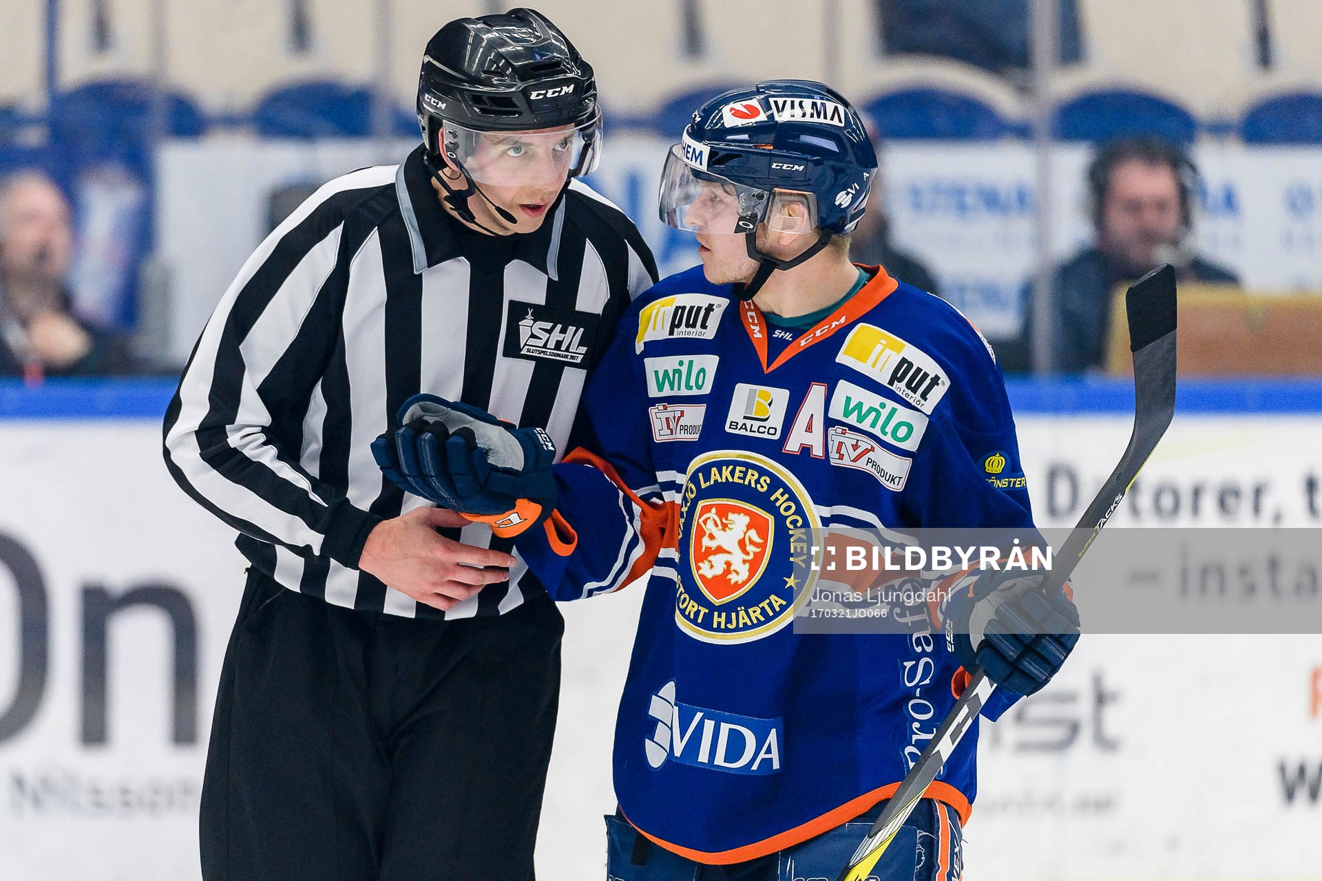 Växjös Tuomas Kiiskinen pratar med Linjedomare Andreas