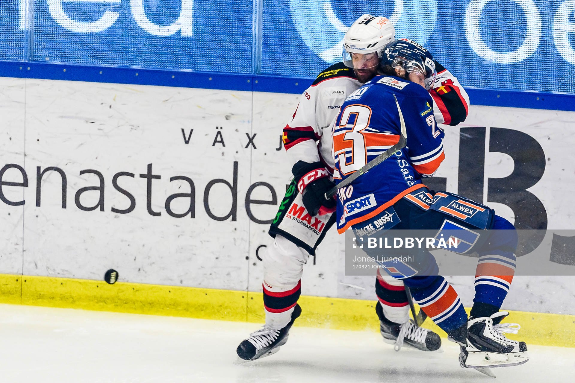 Malmö Redhawks Noah Welch tacklar Växjös Ville Leino