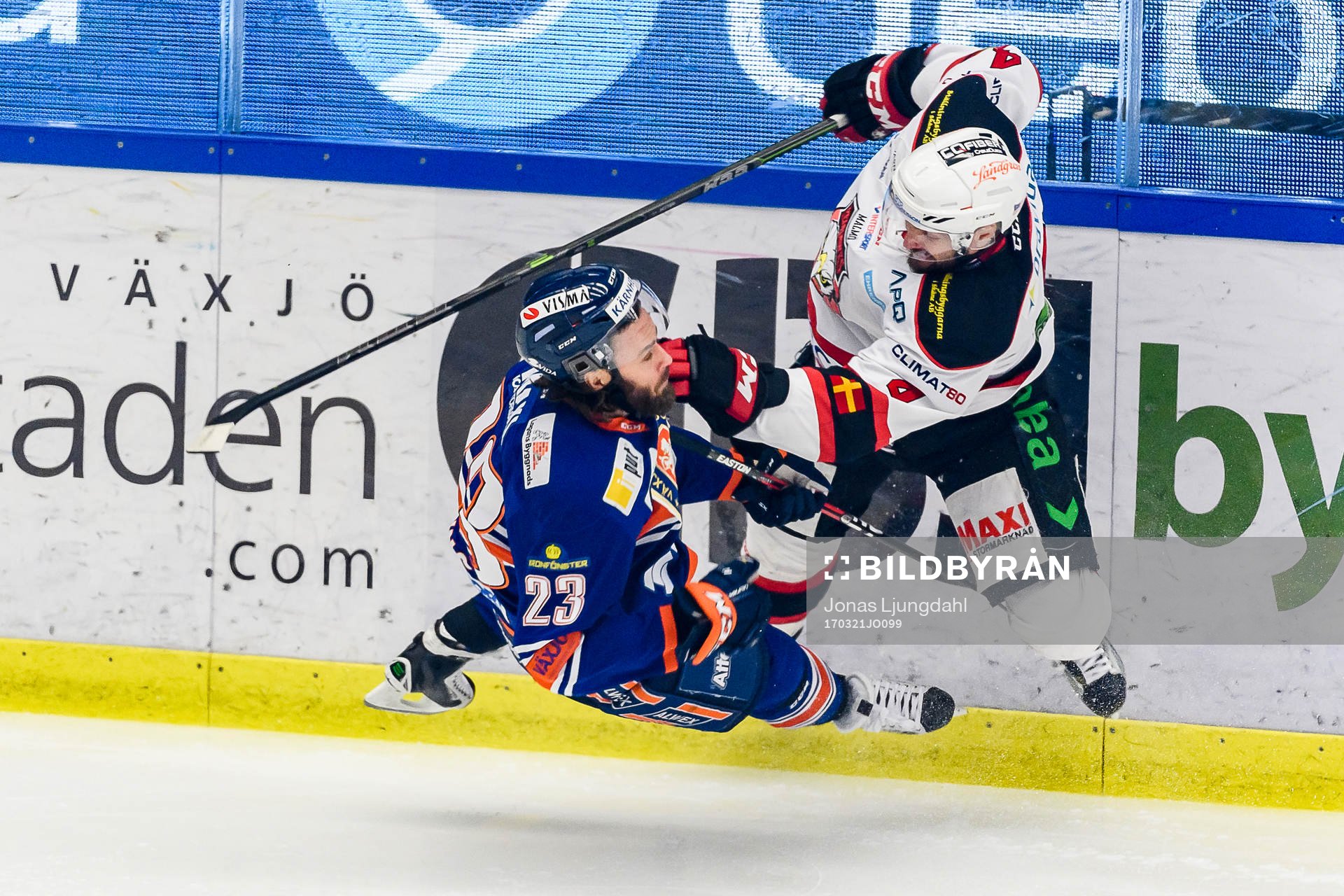 Malmö Redhawks Noah Welch tacklar Växjös Ville Leino