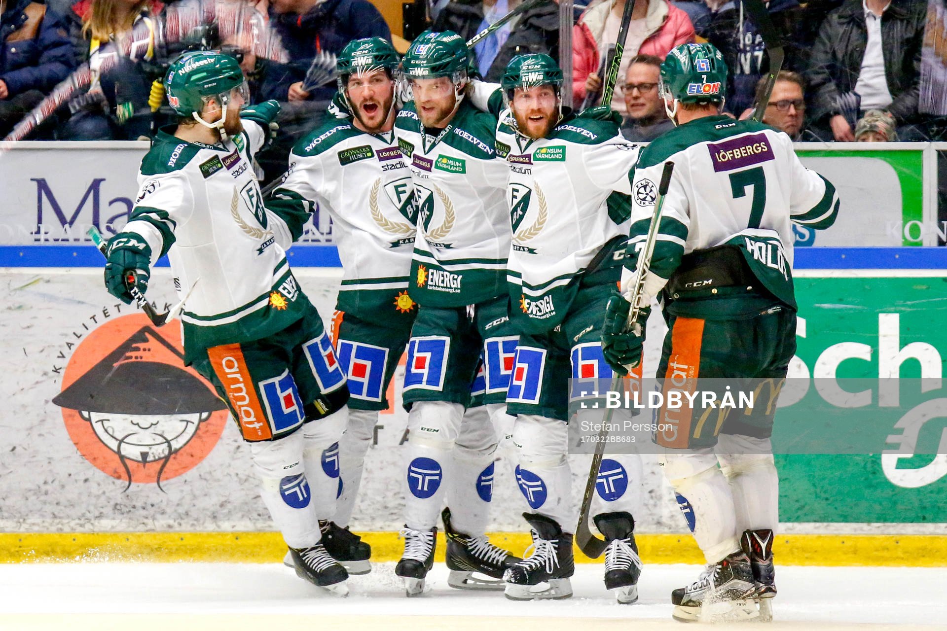 Färjestads John Persson jublar med lagkamrater