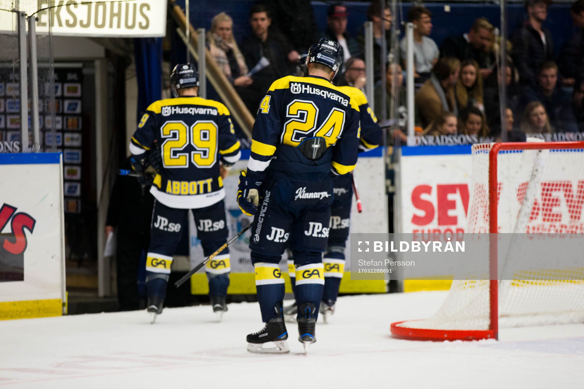 s Chris Abbott och Erik Christensen lämnar isen