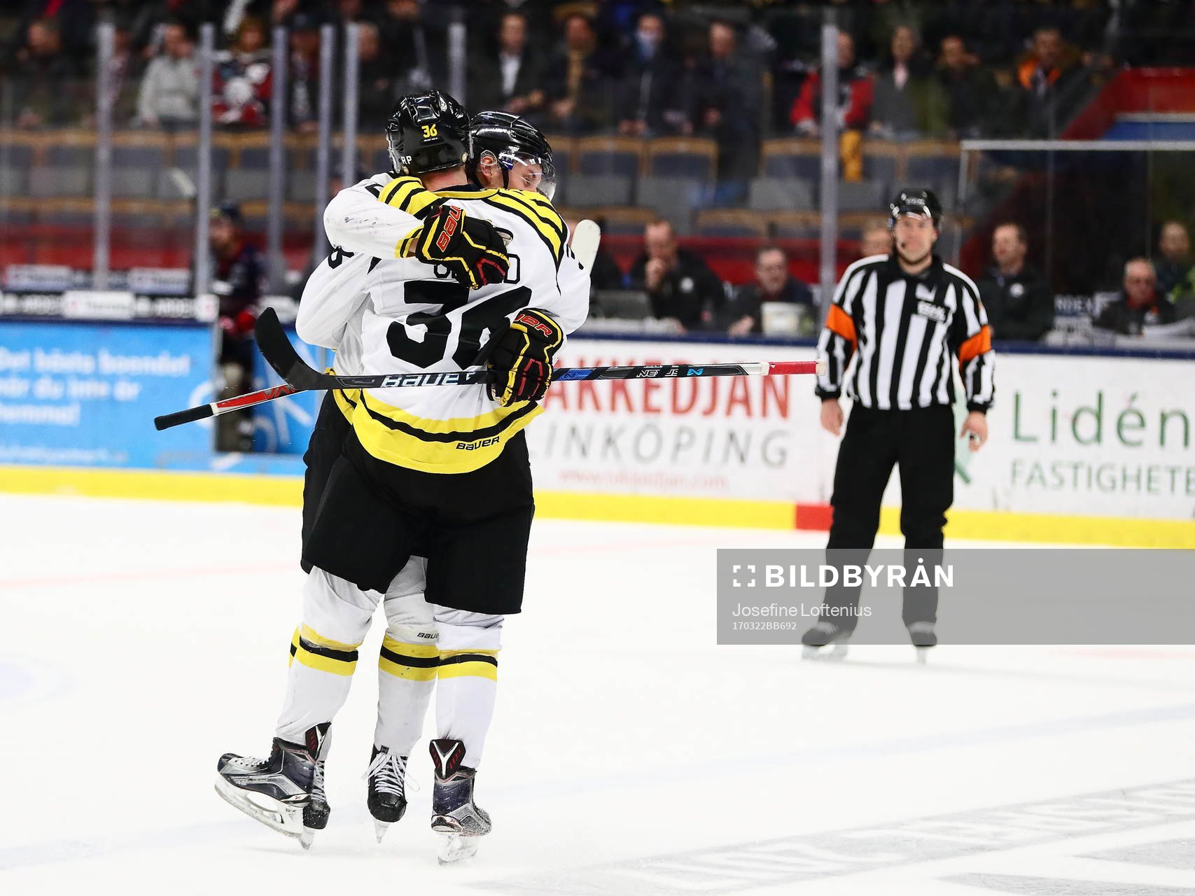 Brynäs Linus Ölund blir omkramad och jublar
