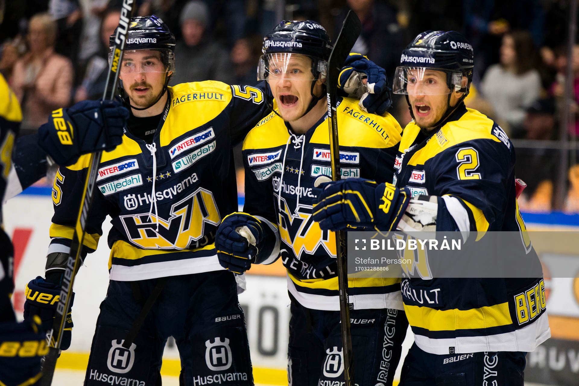 s Adam Almquist, Simon Önerud och Kristofer Berglund jublar