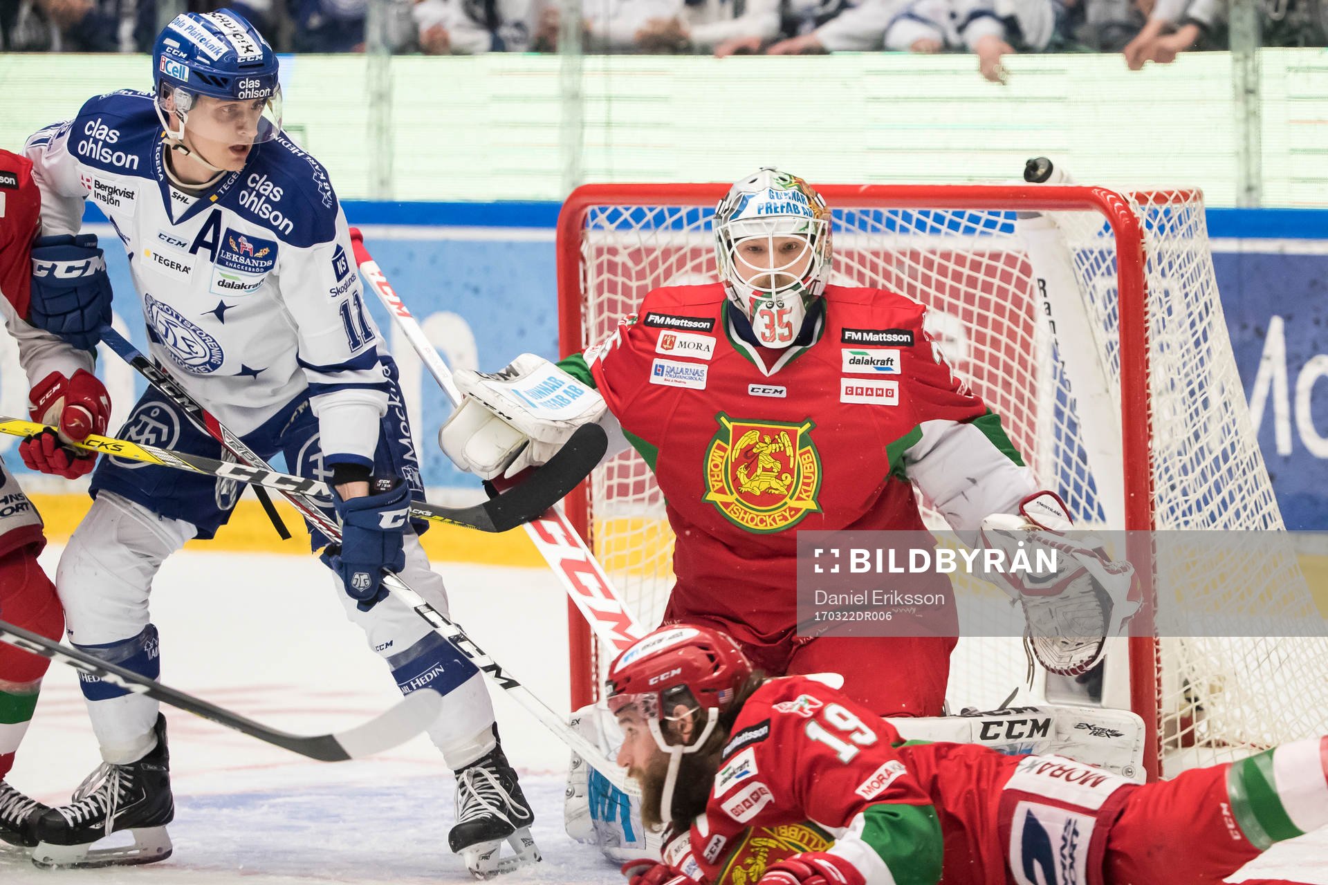 Leksands Martin Karlsson framför Moras målvakt Christian