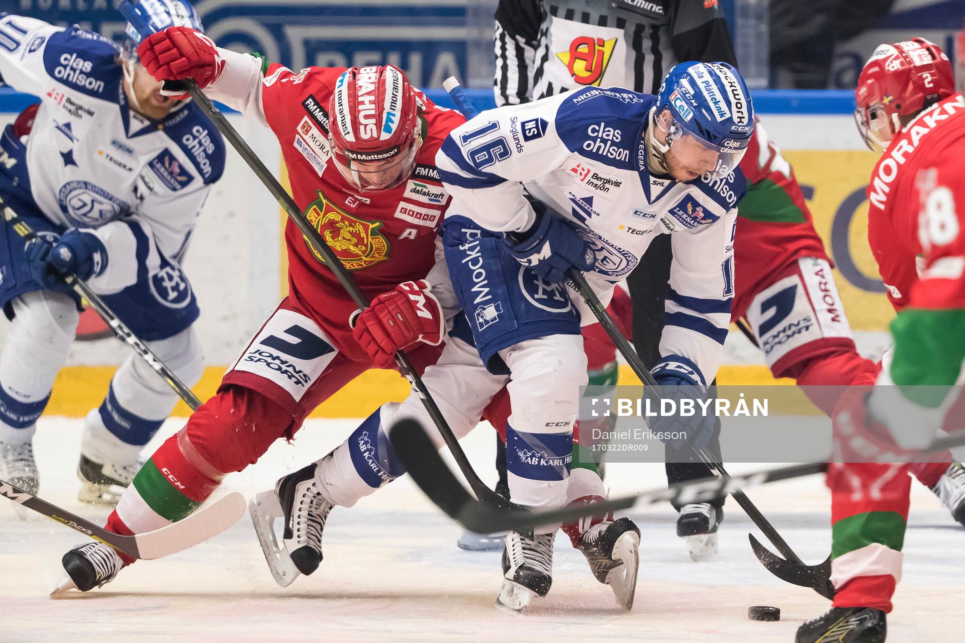 Moras Alexander Hilmerson och Leksands János Hári i kamp
