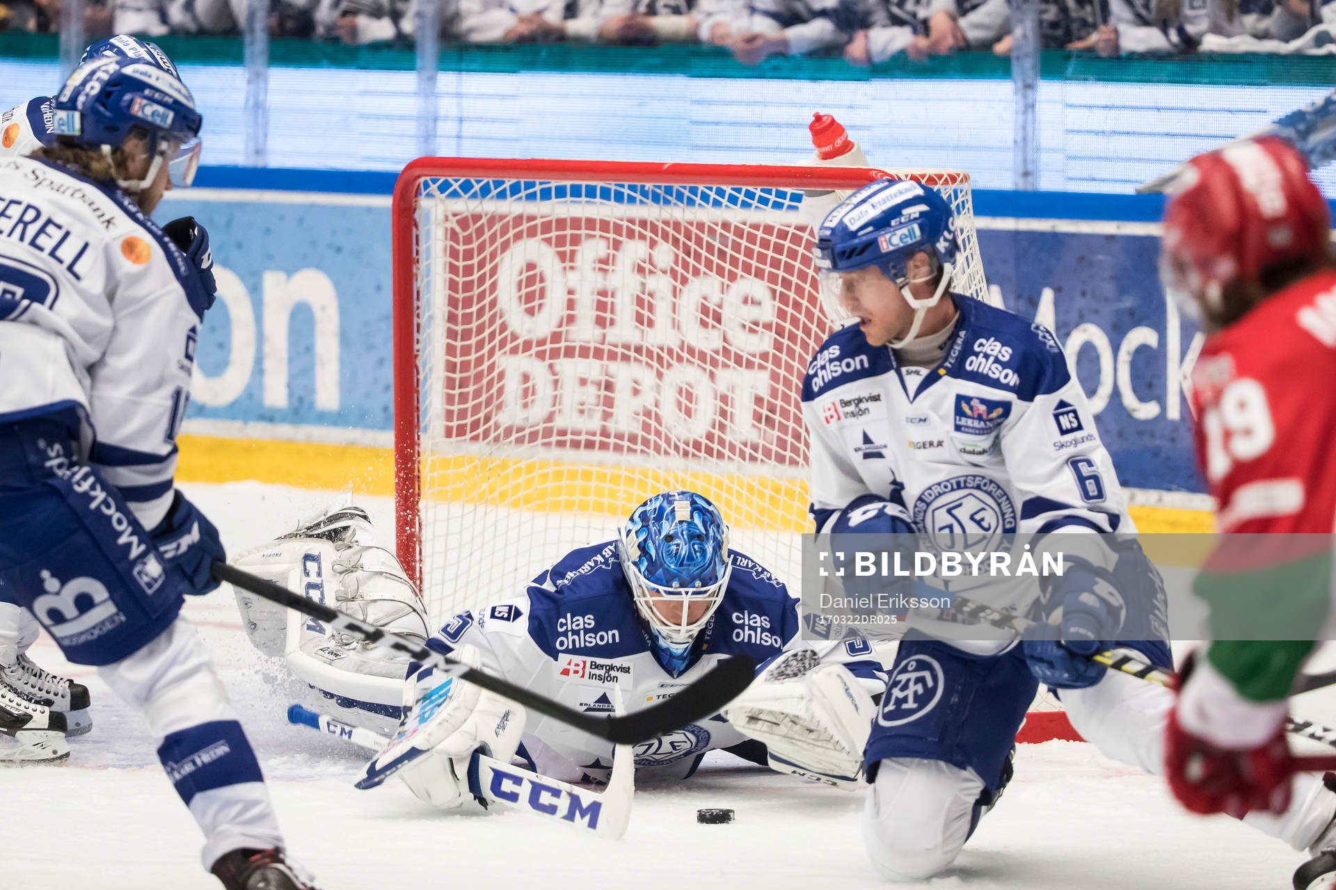 Leksands målvakt Atte Engren räddar skott  i