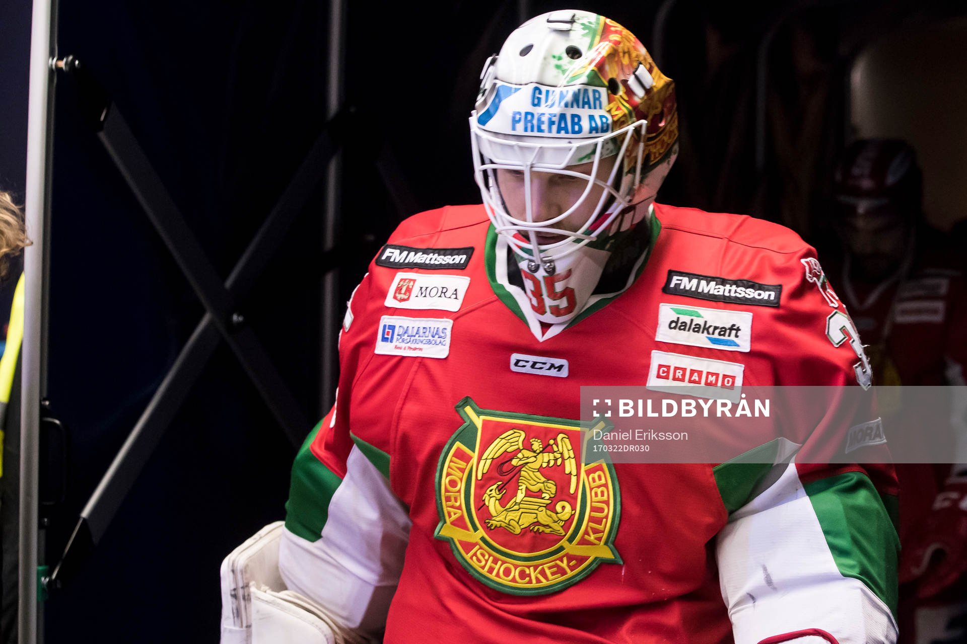 Moras målvakt Christian Engstrand på väg in för 3e